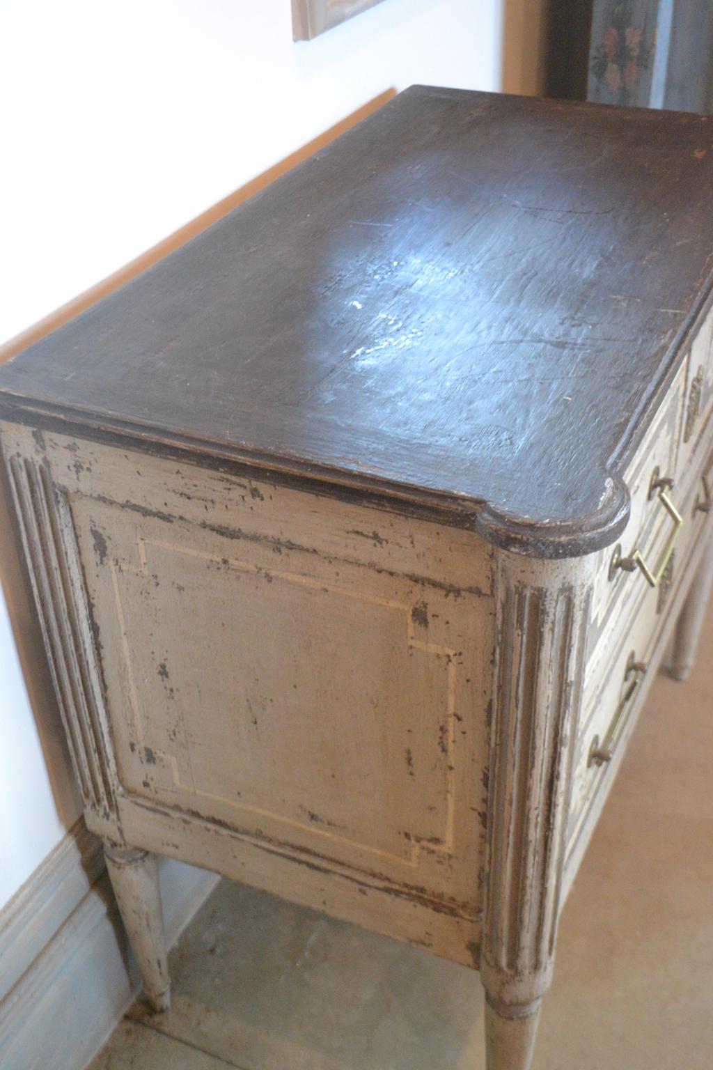 Fait main Petite commode de style Louis XVI en vente