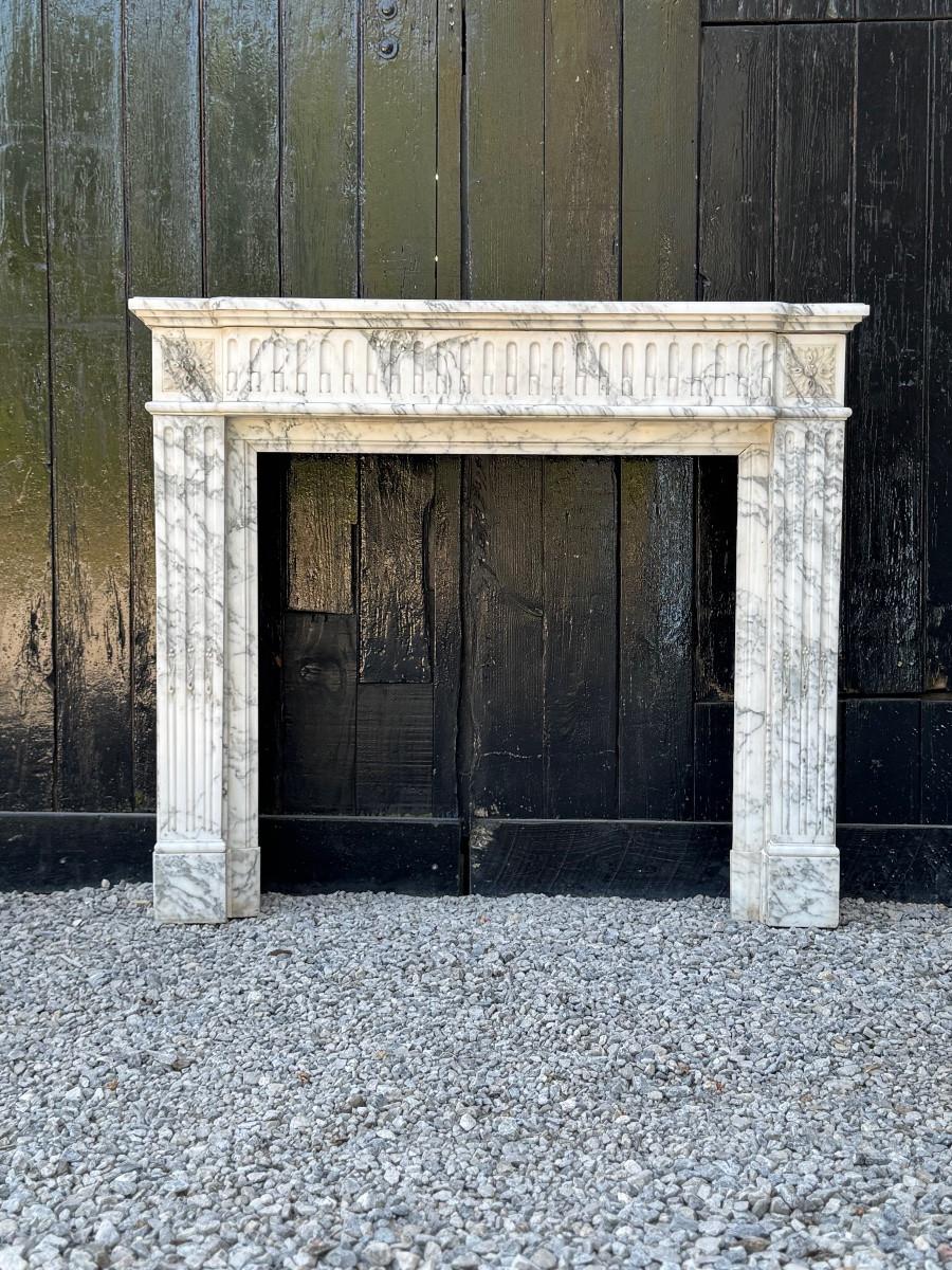 Small Louis XVI-style fireplace in Carrara Arabescato marble, circa 1880 en venta 3