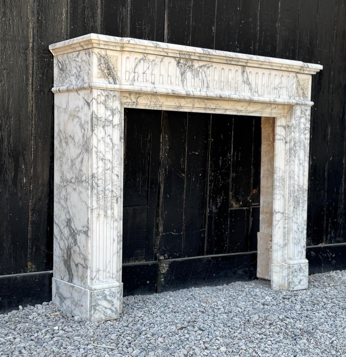 Small Louis XVI-style fireplace in Carrara Arabescato marble, circa 1880
fireplace dimensions: 81.5 x 84.5 cm