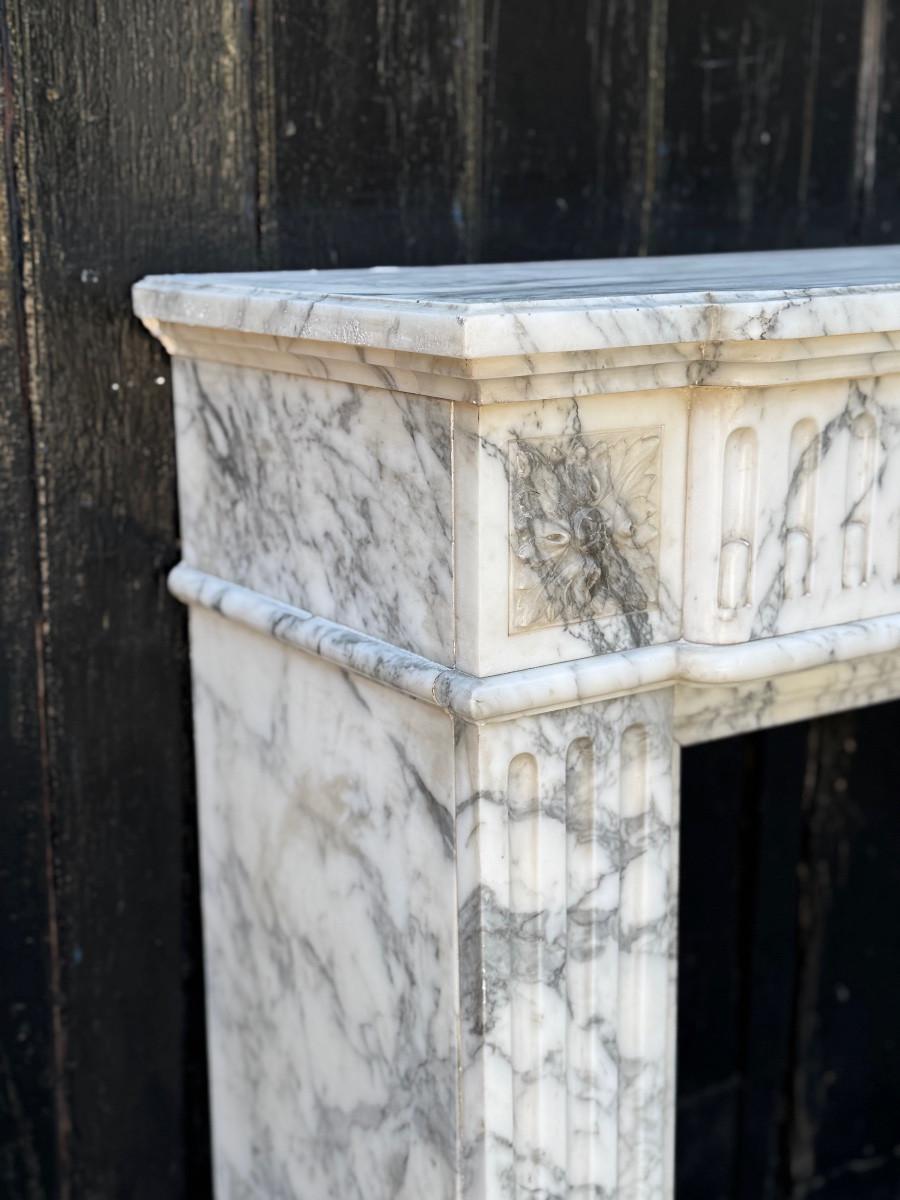 Small Louis XVI-style fireplace in Carrara Arabescato marble, circa 1880 Regencia en venta