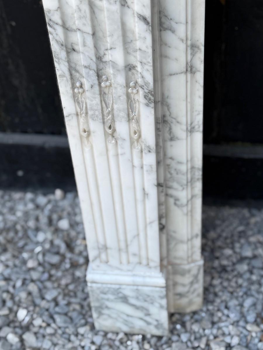 Small Louis XVI-style fireplace in Carrara Arabescato marble, circa 1880 Francés en venta
