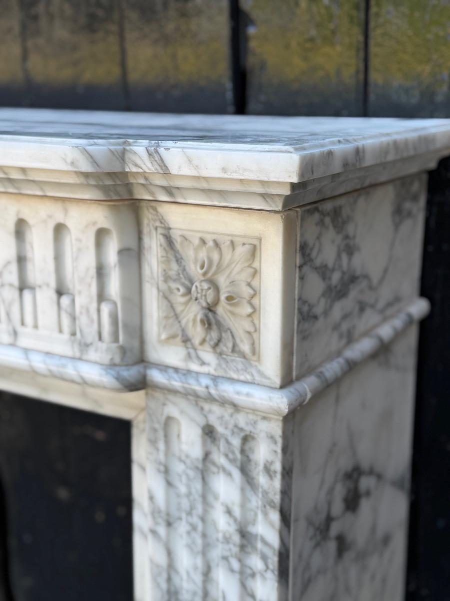 Small Louis XVI-style fireplace in Carrara Arabescato marble, circa 1880 en Bueno estado para la venta en Honnelles, WHT