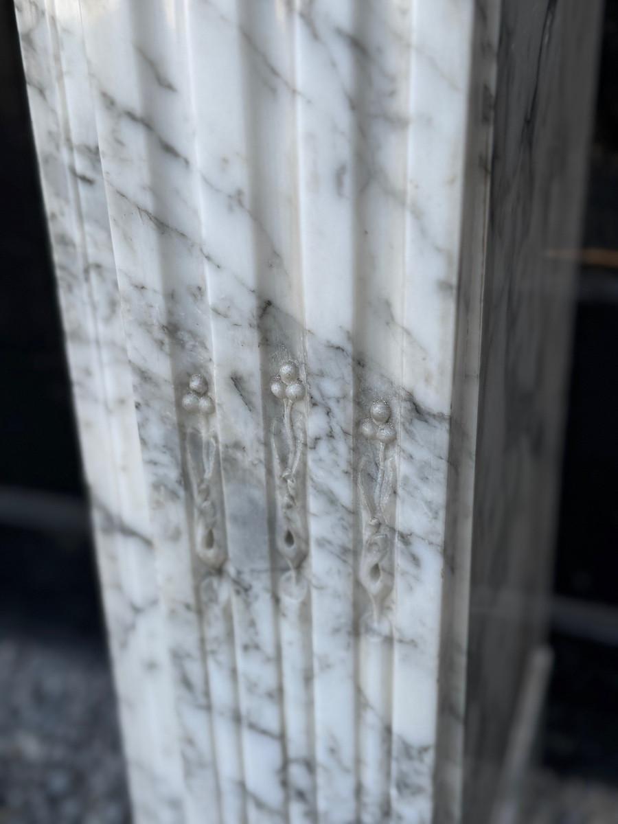 Small Louis XVI-style fireplace in Carrara Arabescato marble, circa 1880 Mármol en venta