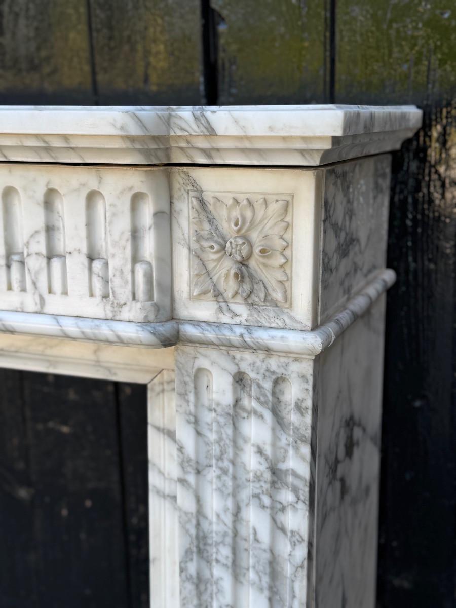 Small Louis XVI-style fireplace in Carrara Arabescato marble, circa 1880 en venta 1