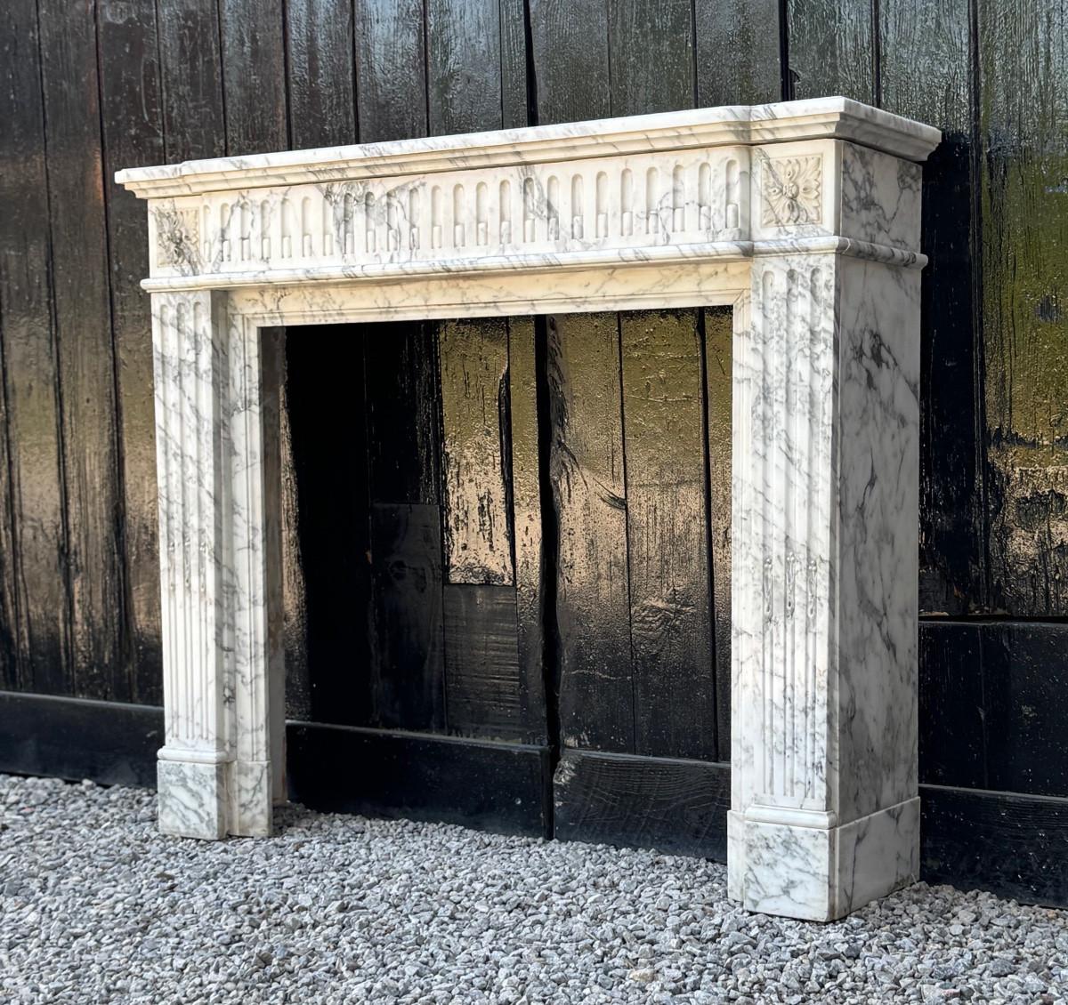 Small Louis XVI-style fireplace in Carrara Arabescato marble, circa 1880 en venta 2