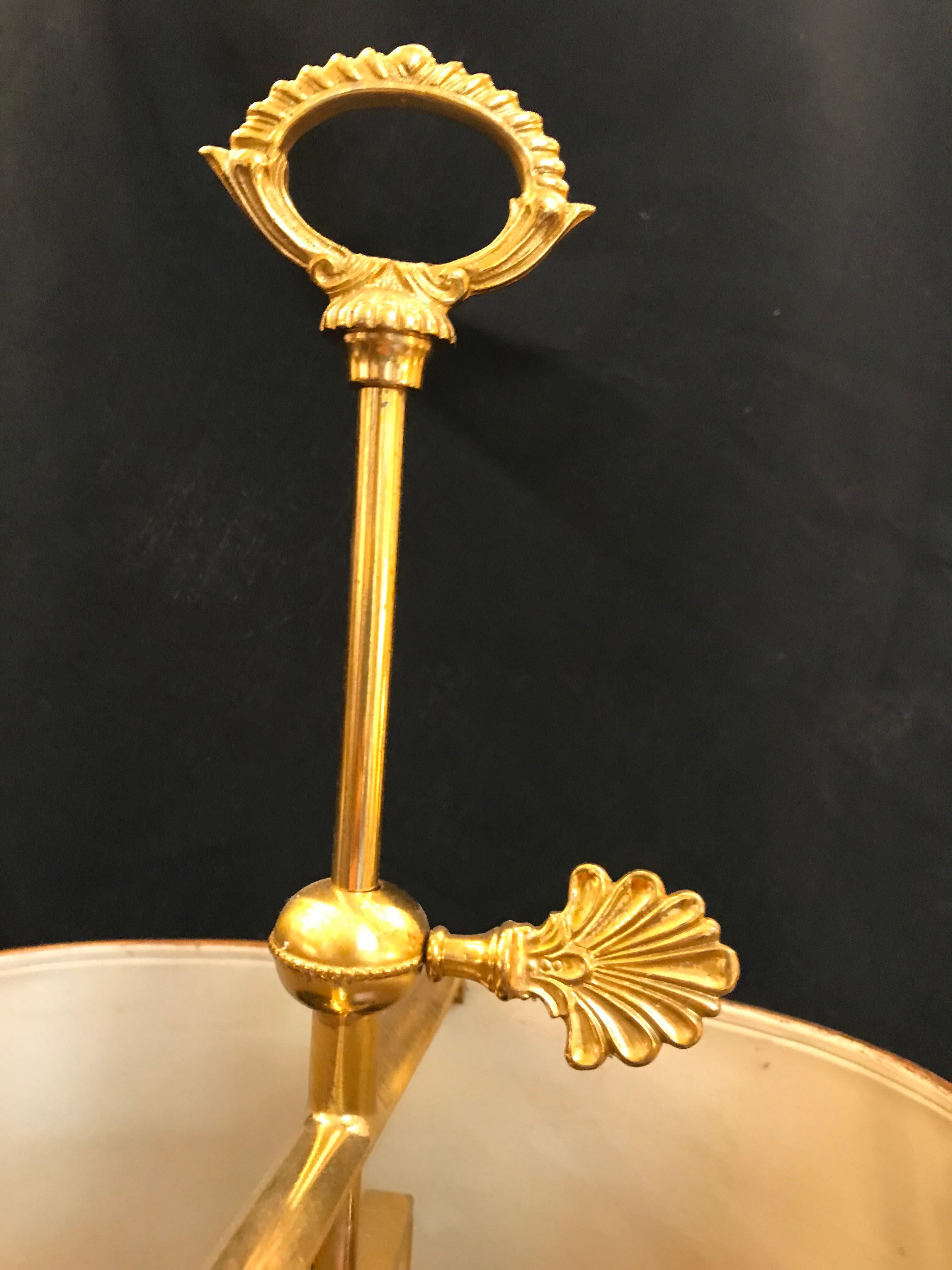 Kleine vergoldete Bronze- und Tole-Bouillotte im Louis-XVI.-Stil von Gherardo Degli Albizzi (Italienisch) im Angebot