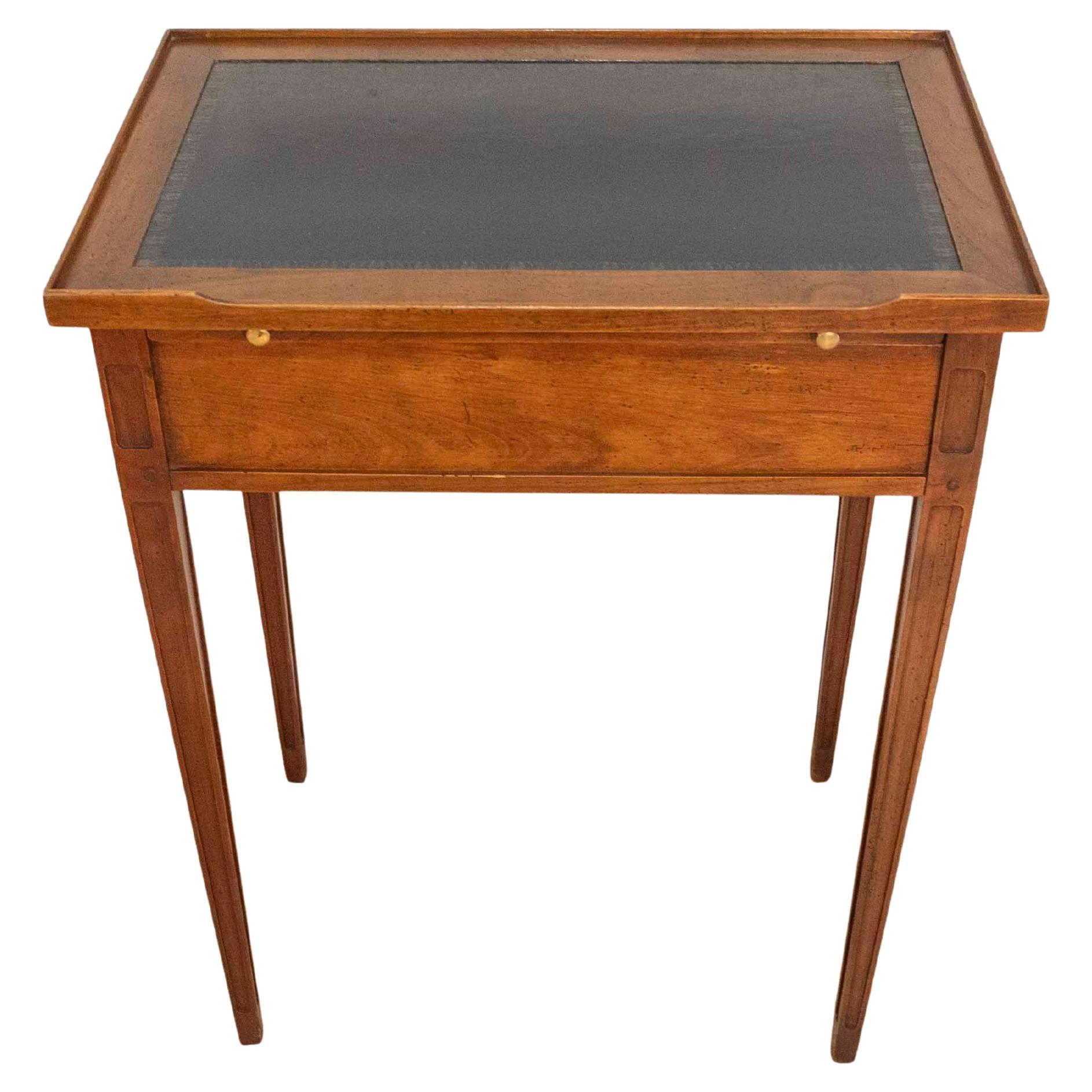 Petite table d'appoint de style Louis XVI