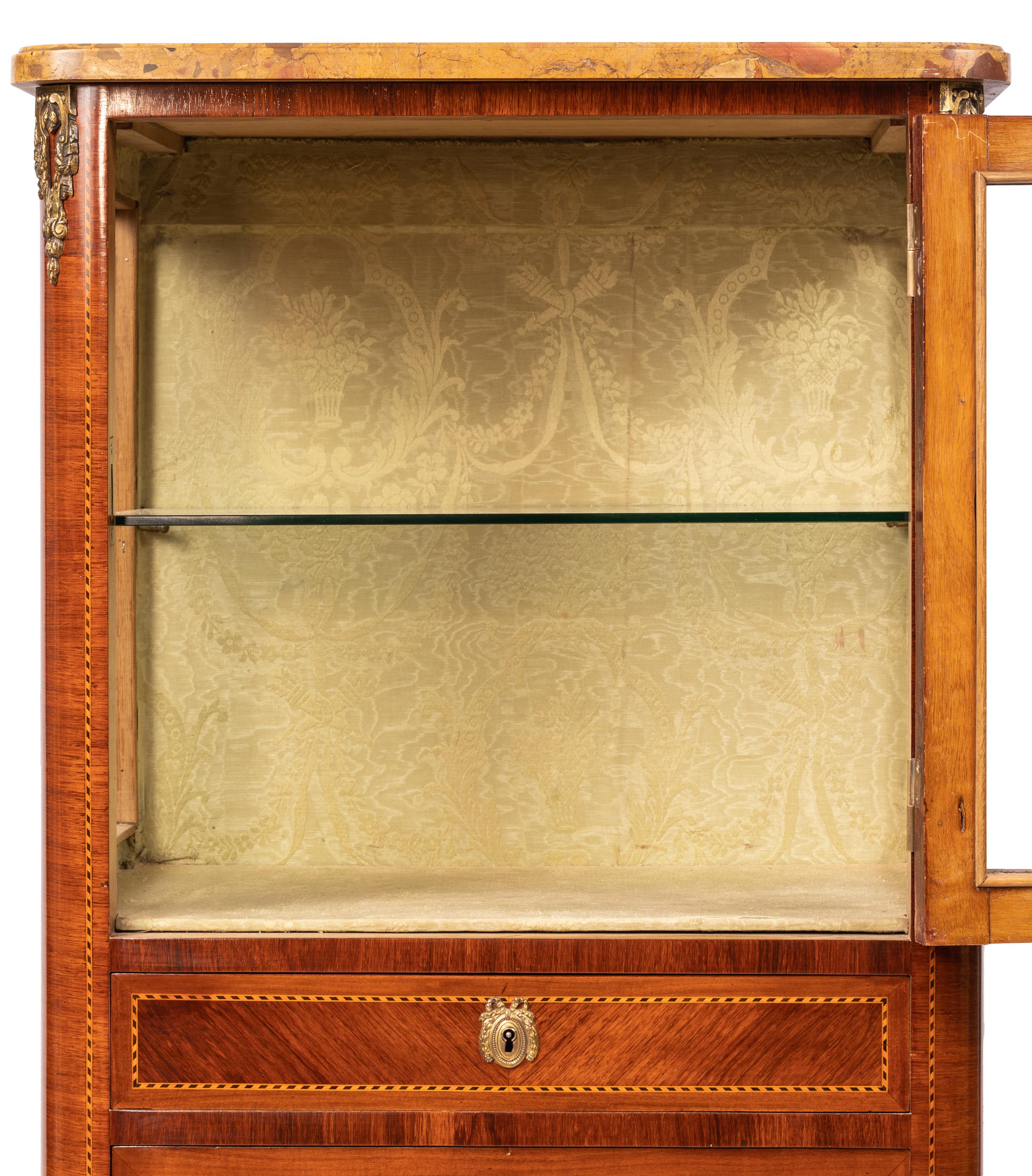 Tissu Petite vitrine de style Louis XVI avec marqueterie, quincaillerie en bronze doré et plateau en marbre en vente