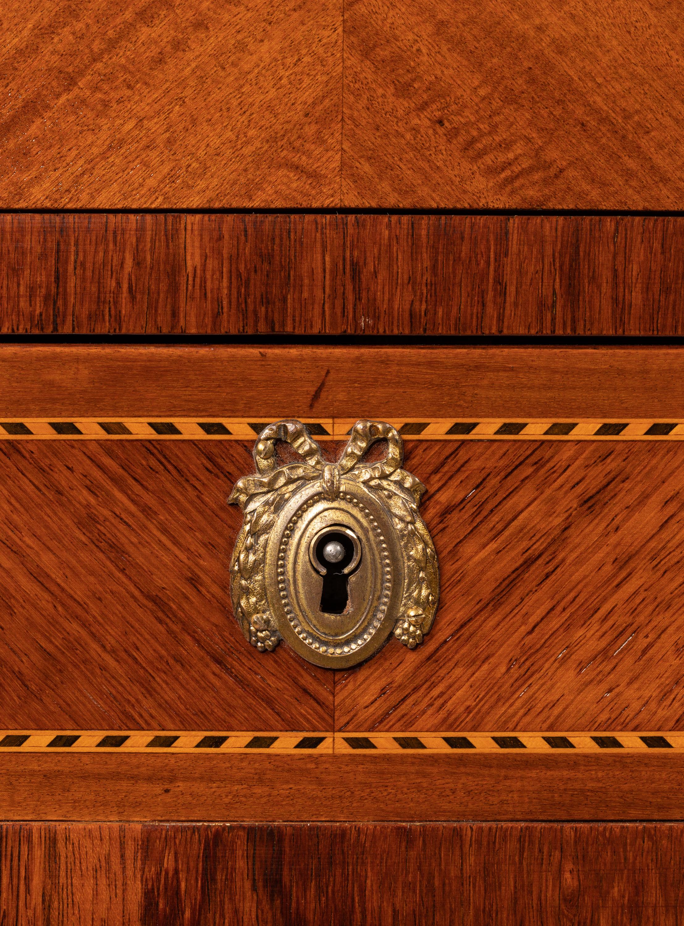 Petite vitrine de style Louis XVI avec marqueterie, quincaillerie en bronze doré et plateau en marbre en vente 6