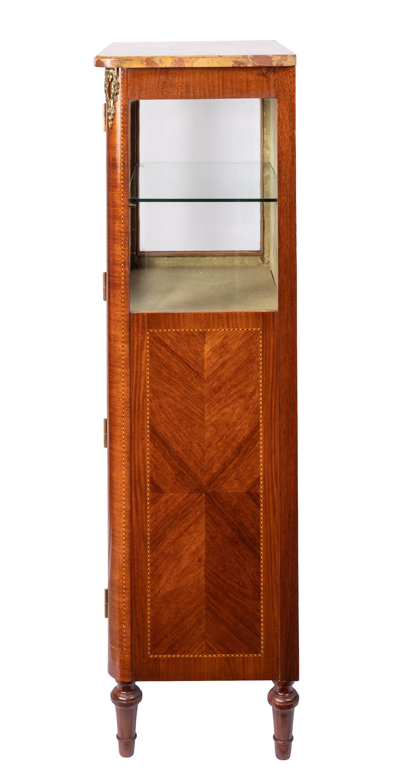 Français Petite vitrine de style Louis XVI avec marqueterie, quincaillerie en bronze doré et plateau en marbre en vente