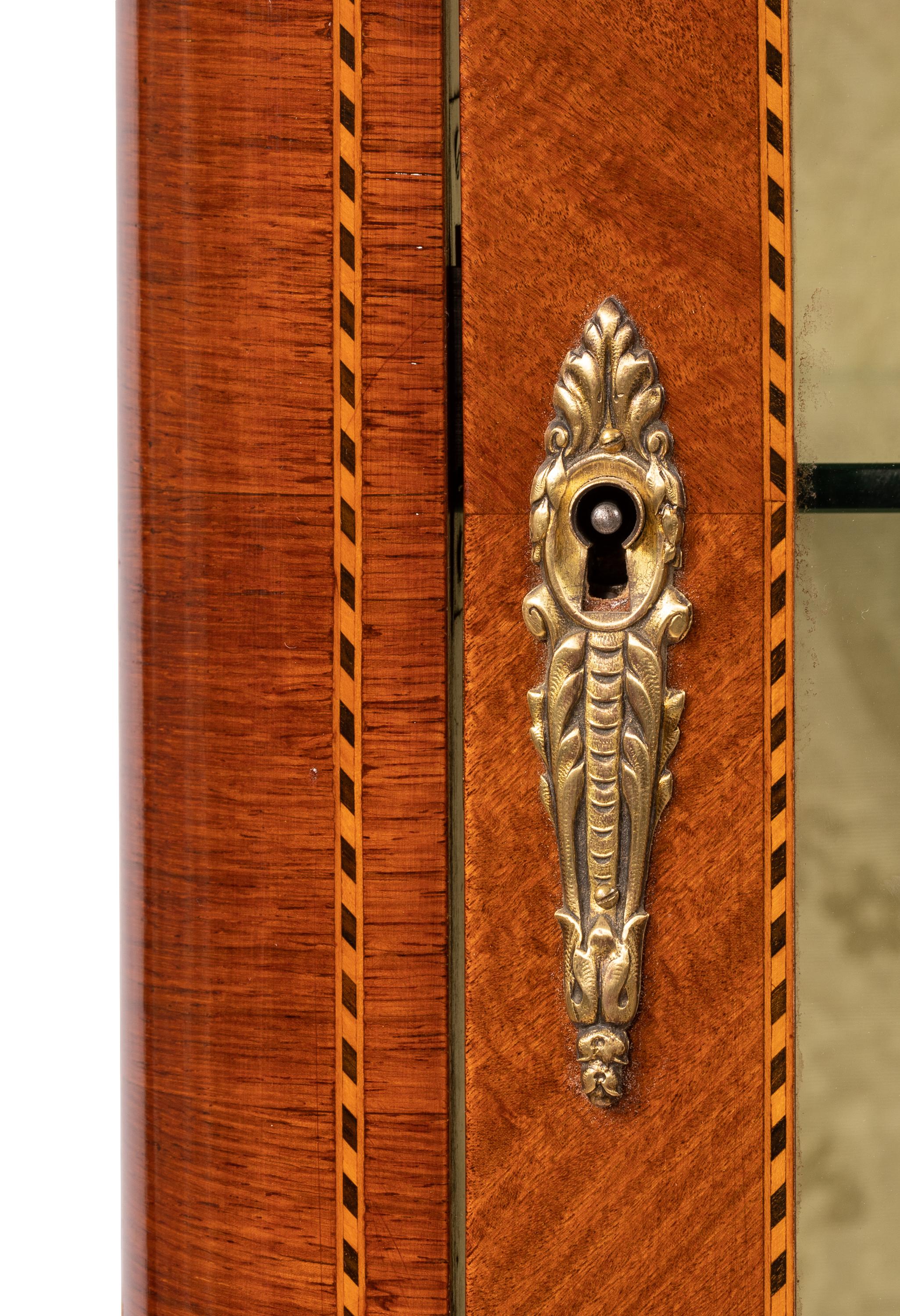 Petite vitrine de style Louis XVI avec marqueterie, quincaillerie en bronze doré et plateau en marbre en vente 4