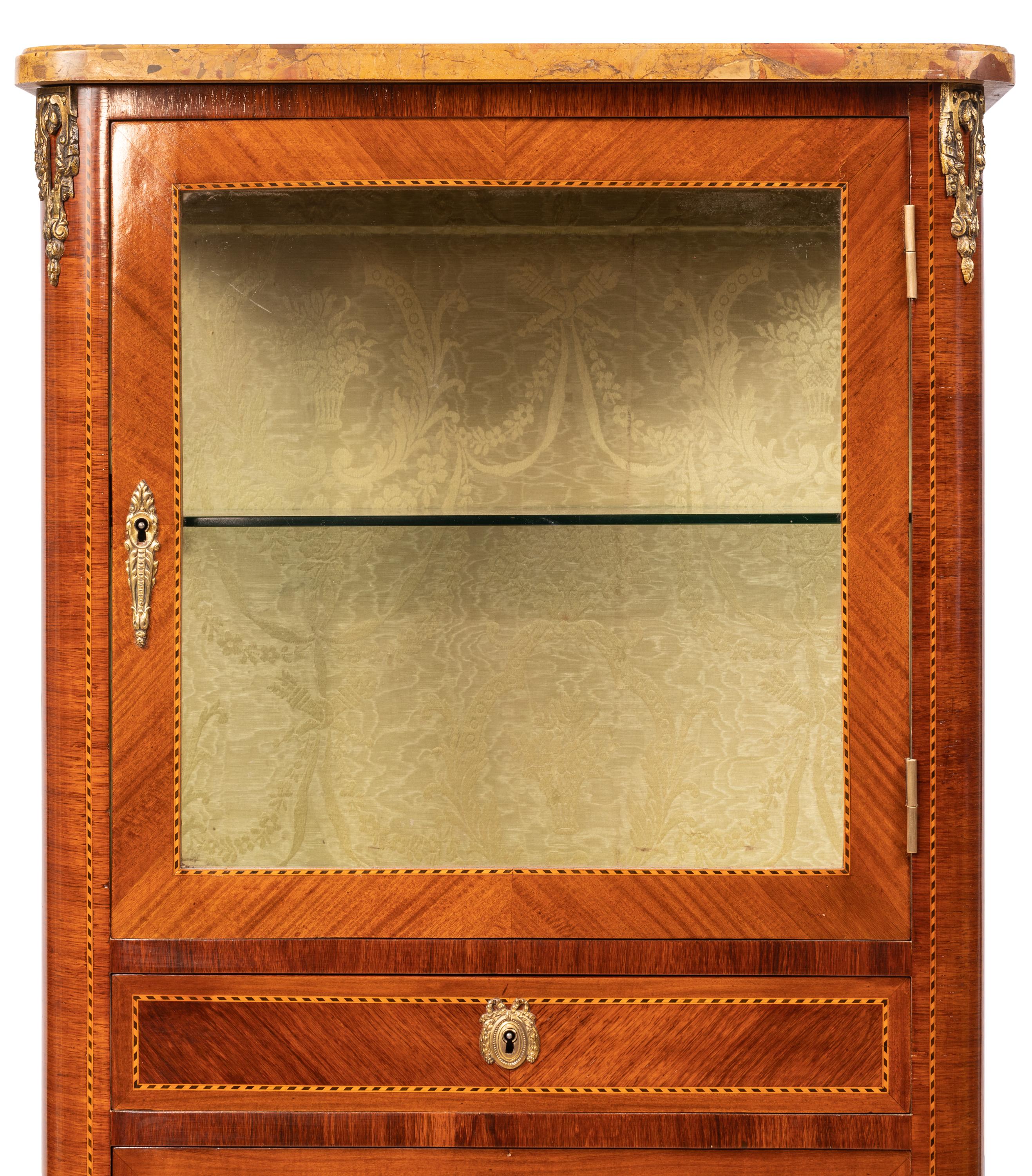 XIXe siècle Petite vitrine de style Louis XVI avec marqueterie, quincaillerie en bronze doré et plateau en marbre en vente