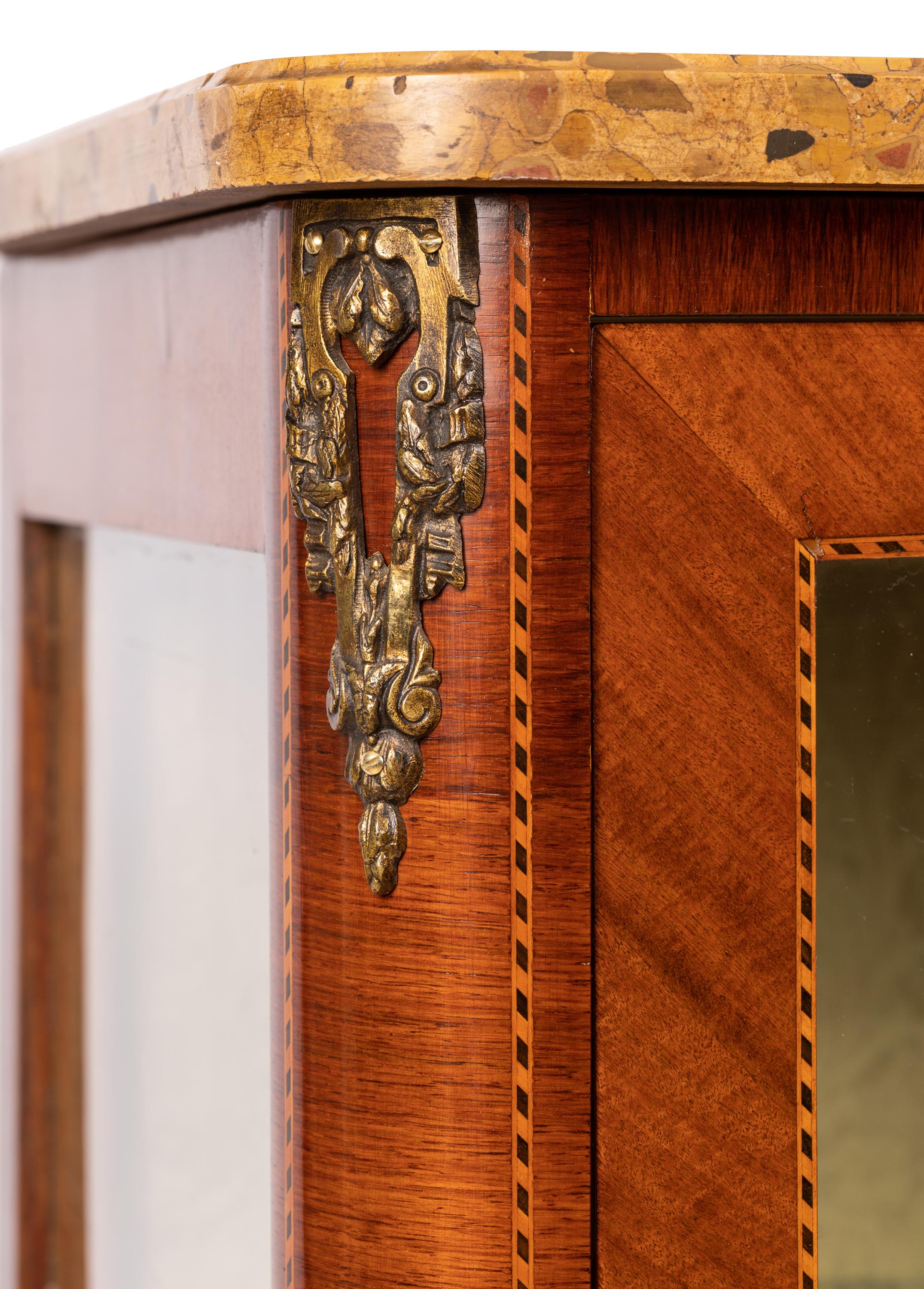 Petite vitrine de style Louis XVI avec marqueterie, quincaillerie en bronze doré et plateau en marbre en vente 5