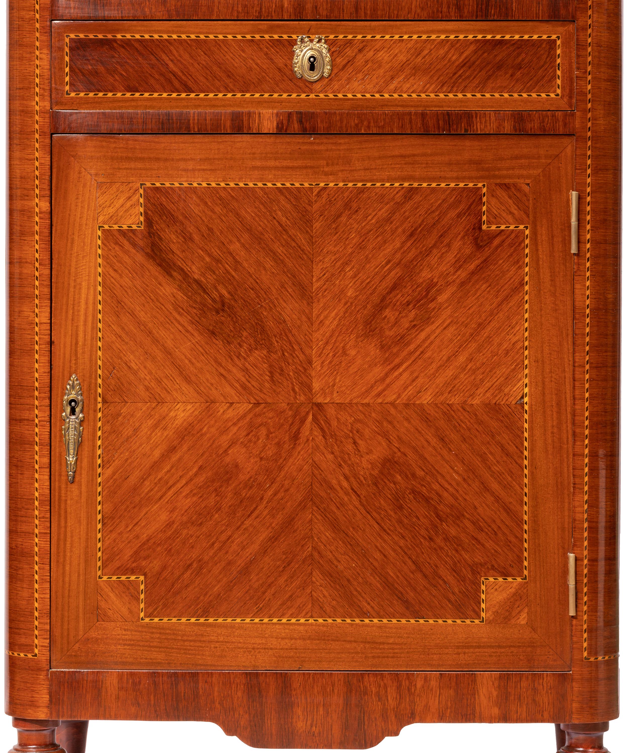 Petite vitrine de style Louis XVI avec marqueterie, quincaillerie en bronze doré et plateau en marbre en vente 1