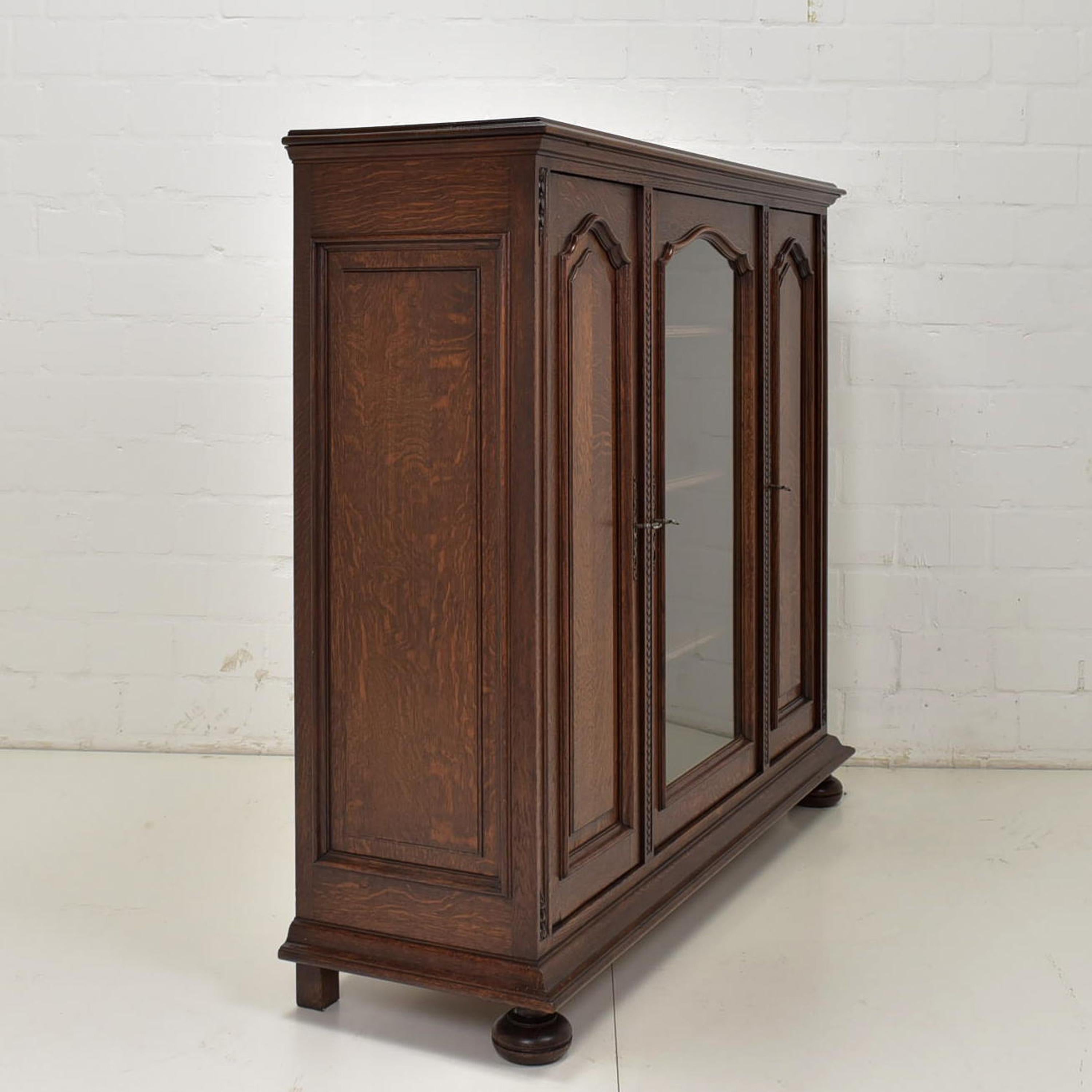 Small Low Display Cabinet in Solid Oak, 1930 6