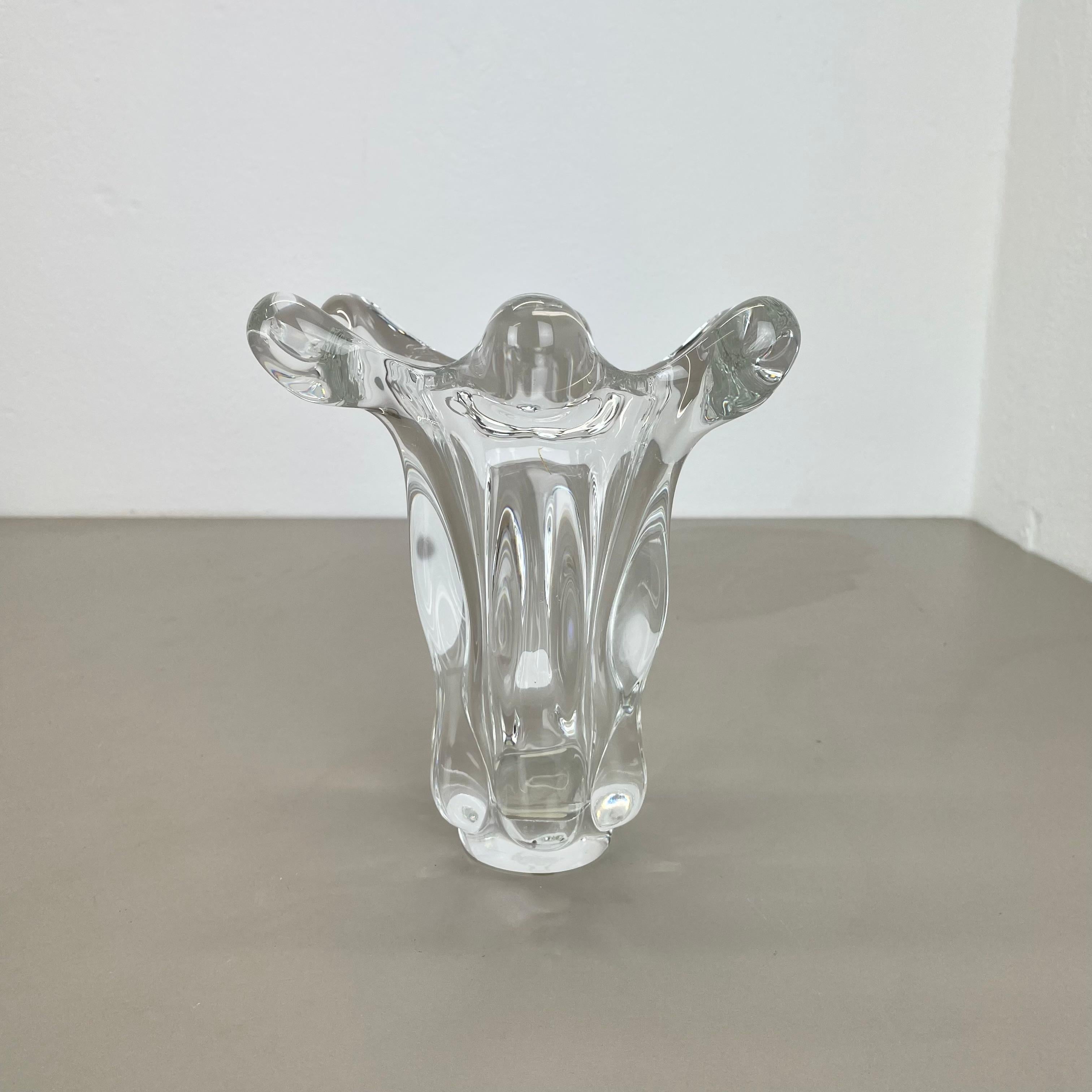 Article: Crystal glass vase



Producer: ART VANNES FRANCE (marked)


Age: 1970s



 

Wonderful heavy glass element designed and produced by Art Vannes in France in the 1970s. This glass vase is high quality French production, made of crystal clear