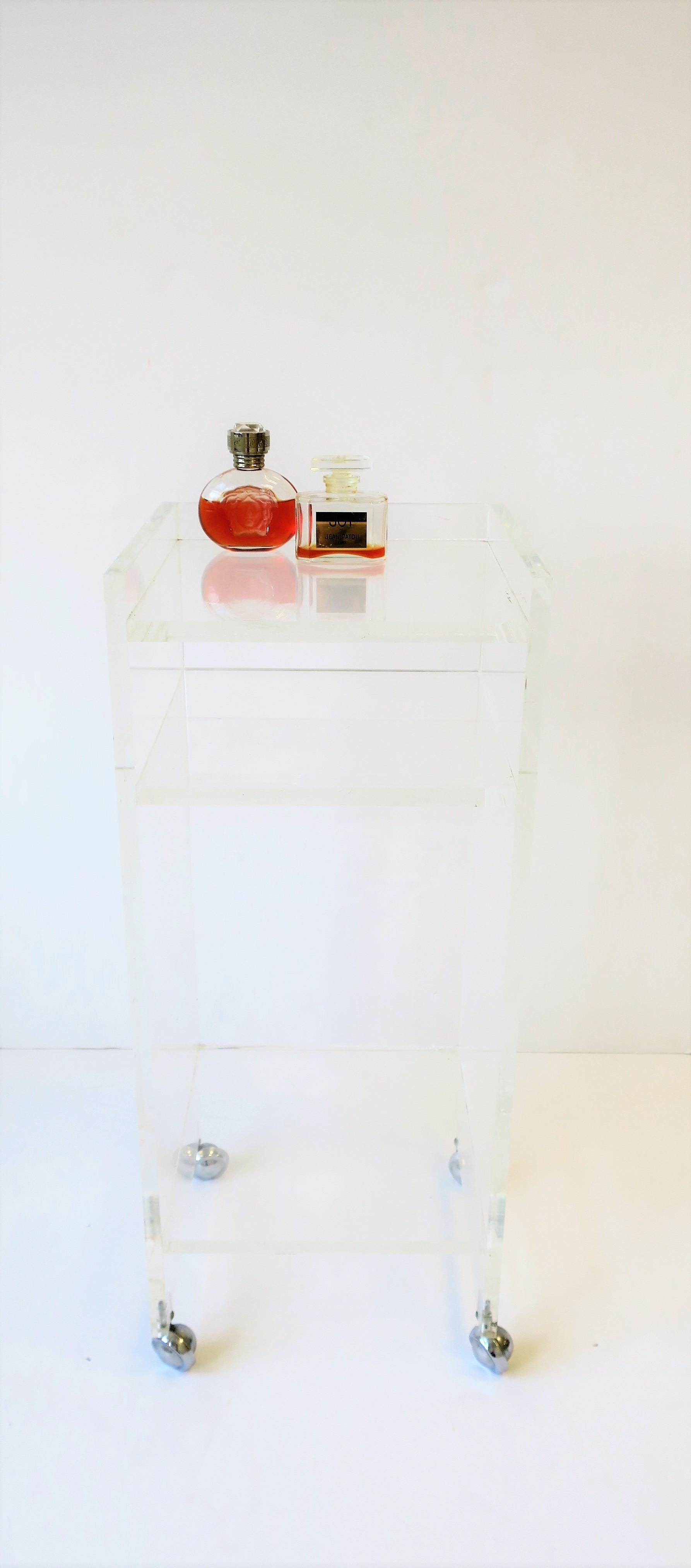 Small Lucite Bar Cart In Good Condition In New York, NY