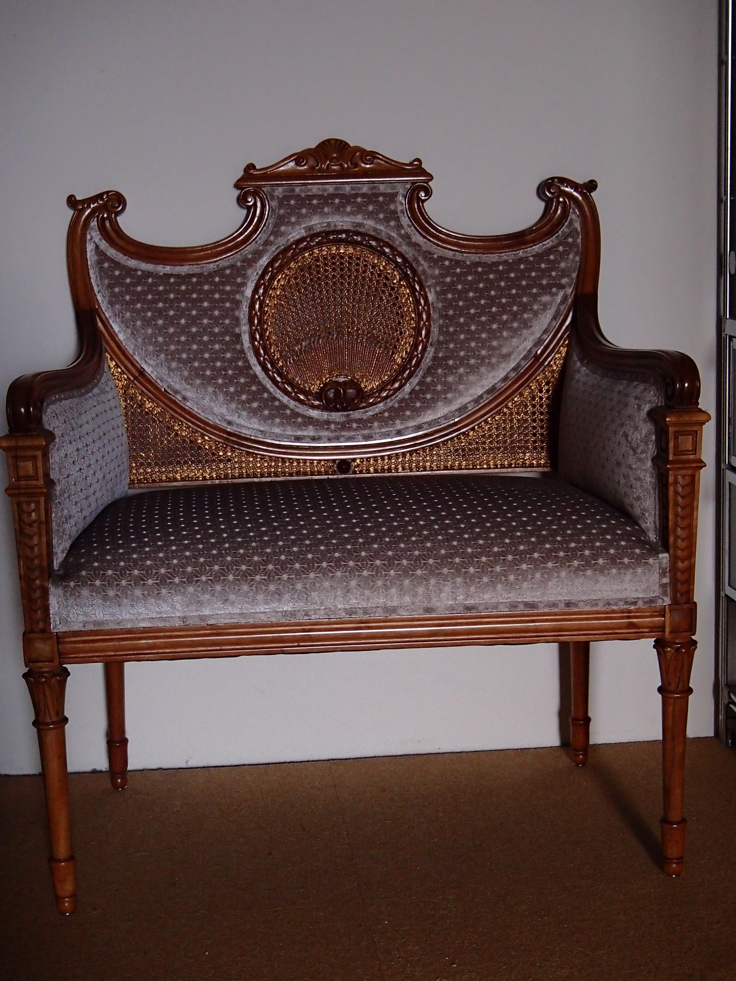 Petit canapé Louis XV noyer et velours beige pâle vannerie dorée, peut être placé au milieu de la pièce, utilisé pour l'entrée, la chambre à coucher ou même la chambre d'enfants
Le bois est restauré, l'assise et le dossier sont retapissés et