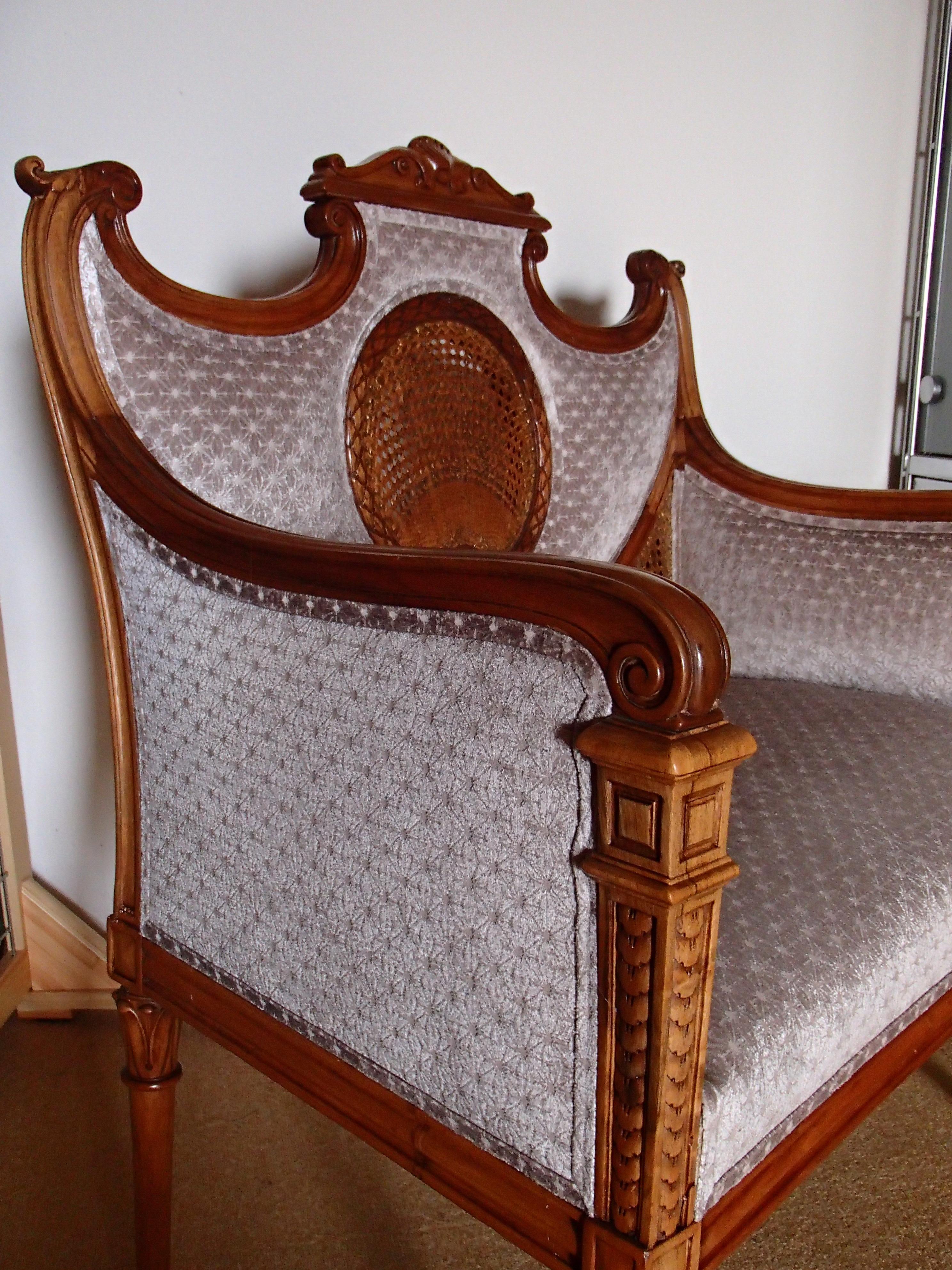 Louis XV.-Sofa aus Nussbaumholz und blassbeigefarbenem Samt mit goldener Korbweide (Französisch) im Angebot
