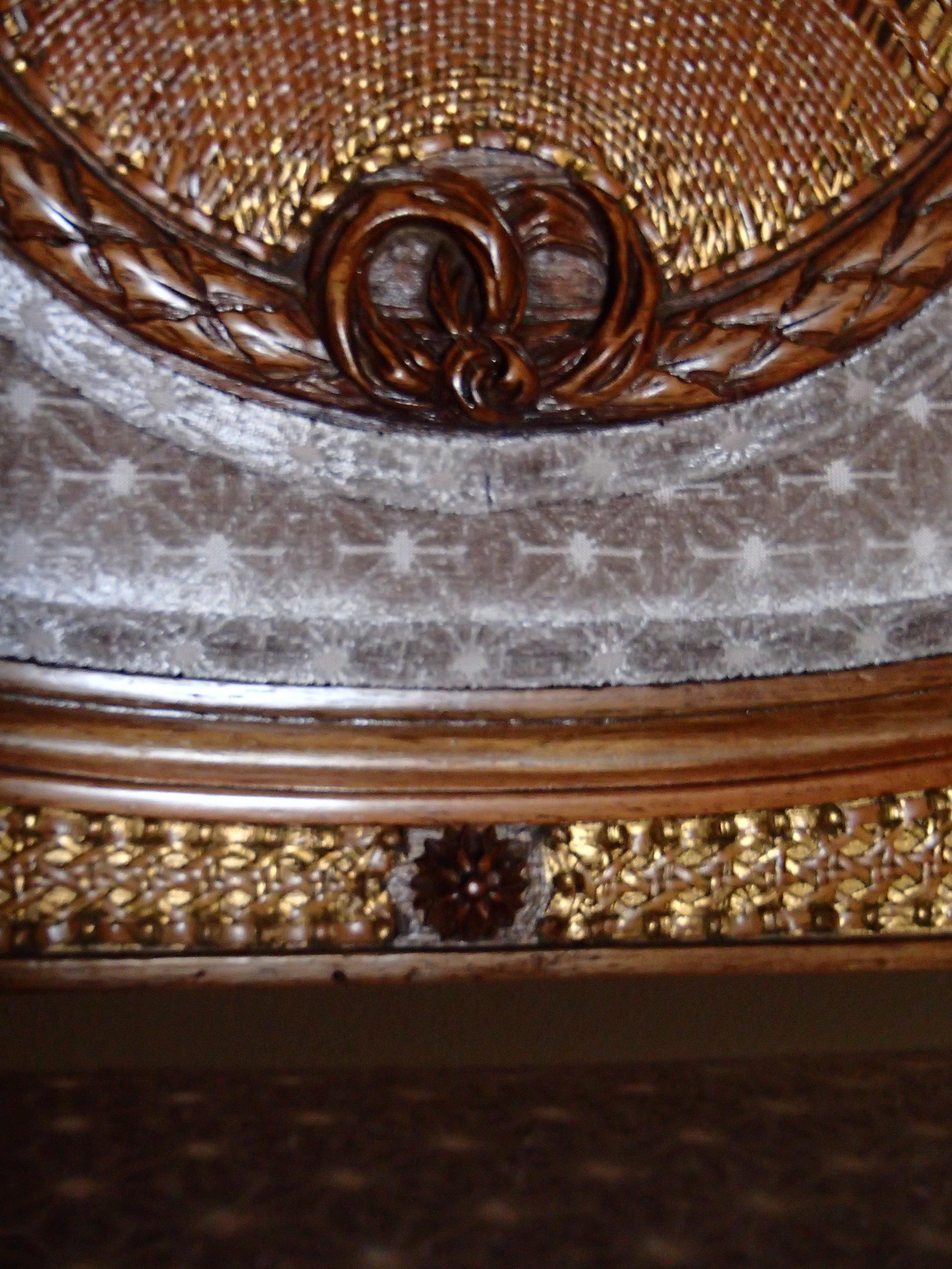 Small Louis XV Sofa Walnut and Pale Beige Velvet Golden Wickerwork In Good Condition For Sale In Weiningen, CH