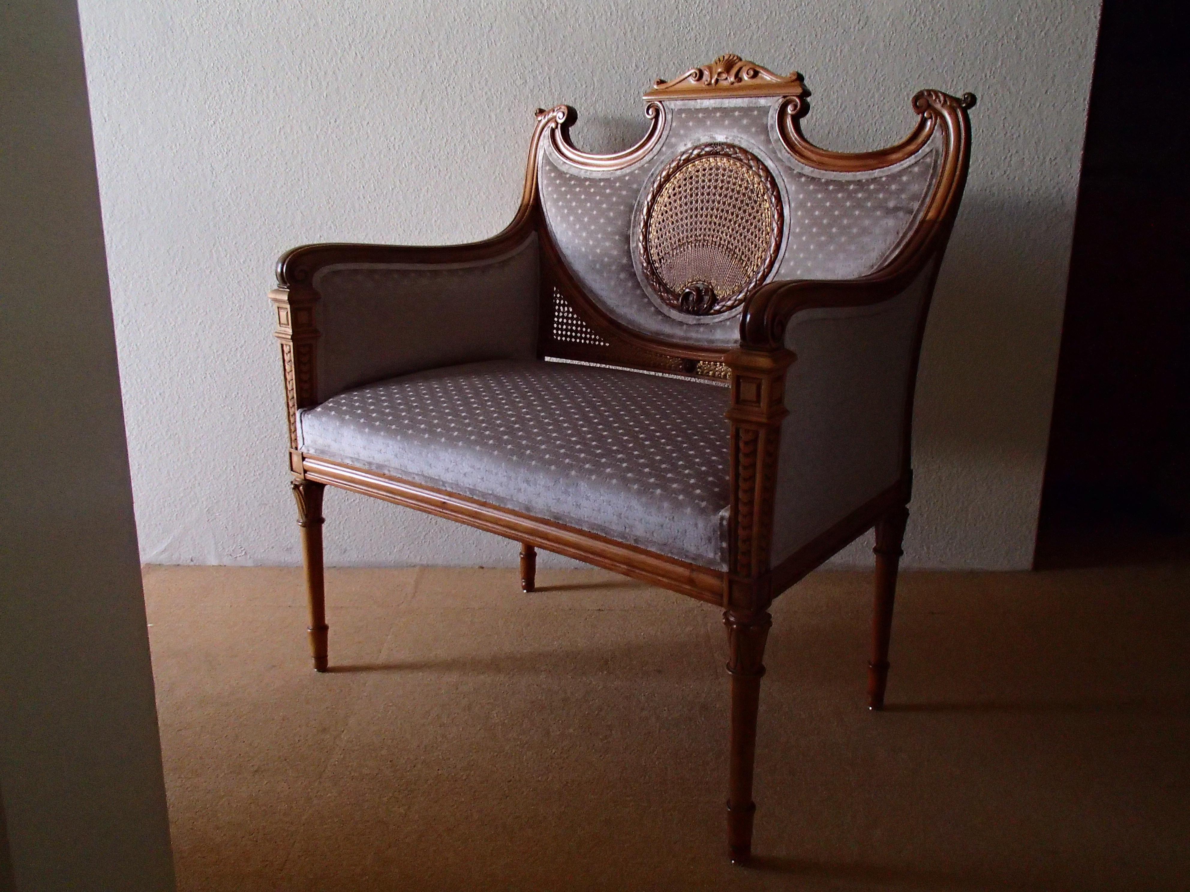 Début du 20ème siècle Petit canapé Louis XV en noyer et velours beige pâle travaillé en osier doré en vente