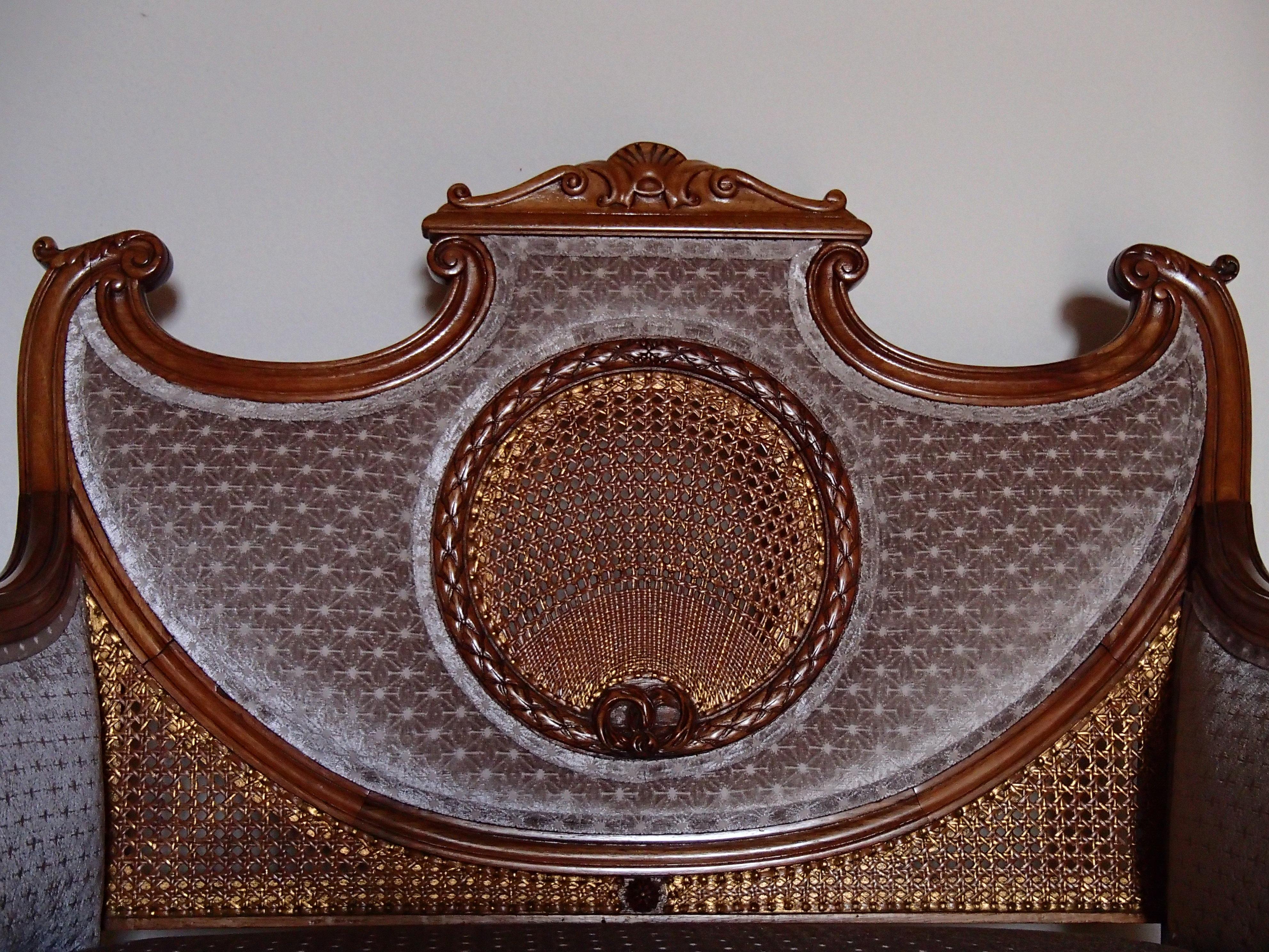 Louis XV.-Sofa aus Nussbaumholz und blassbeigefarbenem Samt mit goldener Korbweide im Angebot 1