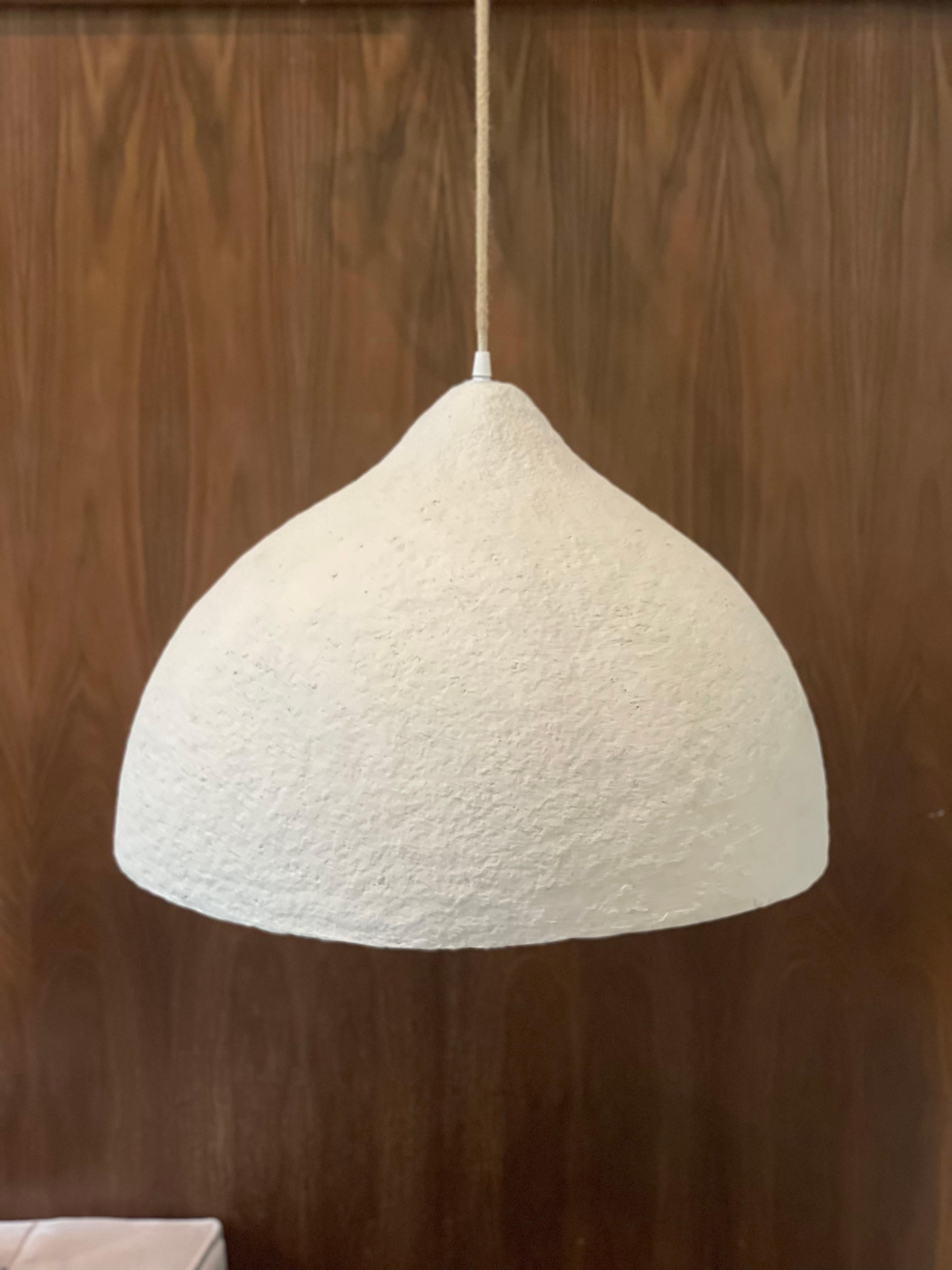 Small luna pendant Lamp by Ana Tron
Handmade
Dimensions: D 35 x H 30 cm
Materials: Recycled paper with paste, paint chalk, and matt water-based varnish. Internal cover of ecological epoxy resin.
Available in black, Oxford gray, and