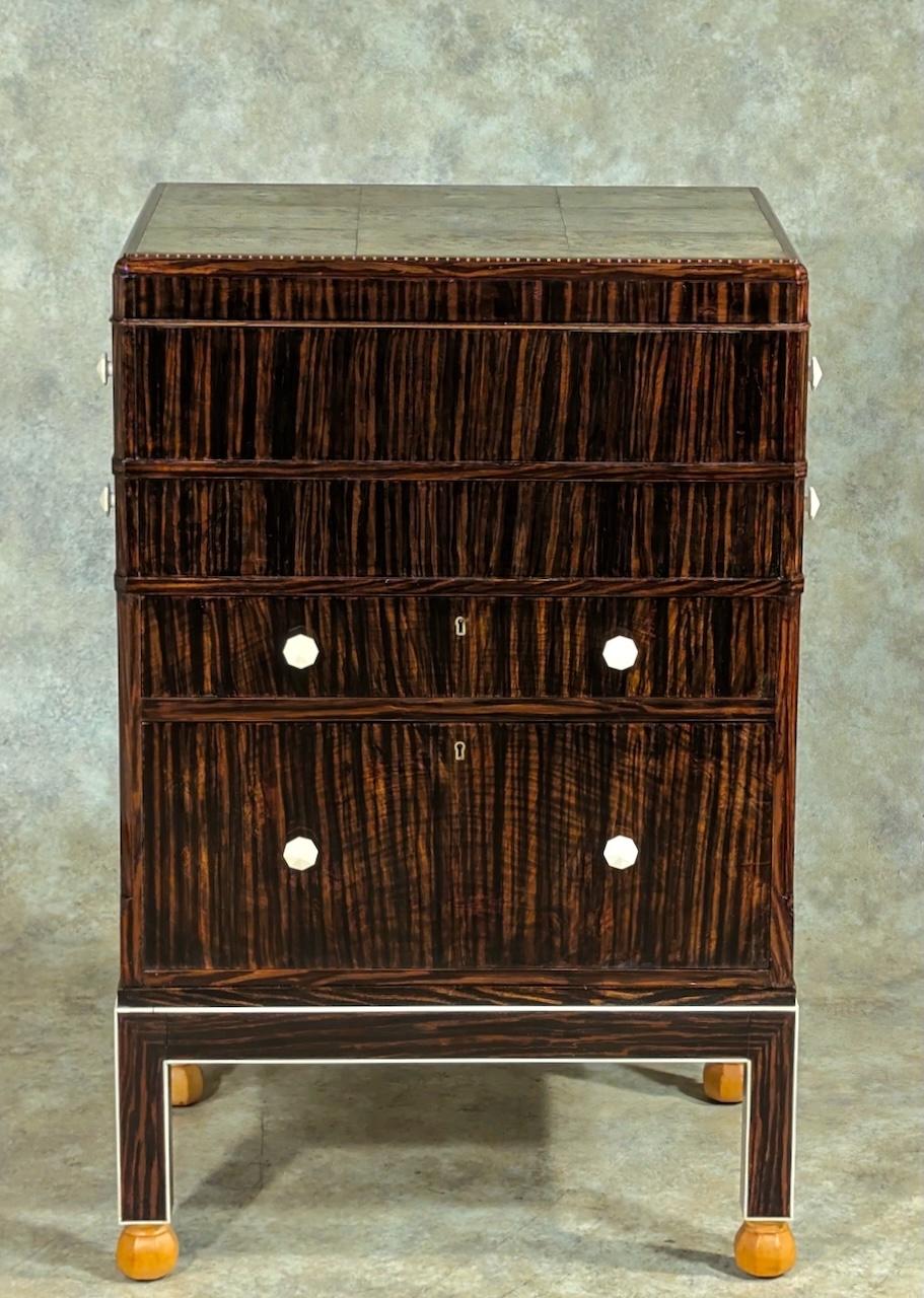 Petit meuble Art Déco français dans le style de CIRCA (Joubert et Petit), vers 1925, en ébène de macassar avec des poignées et des garnitures en bakélite. Le meuble possède un dessus en galuchat d'origine et six tiroirs. 25