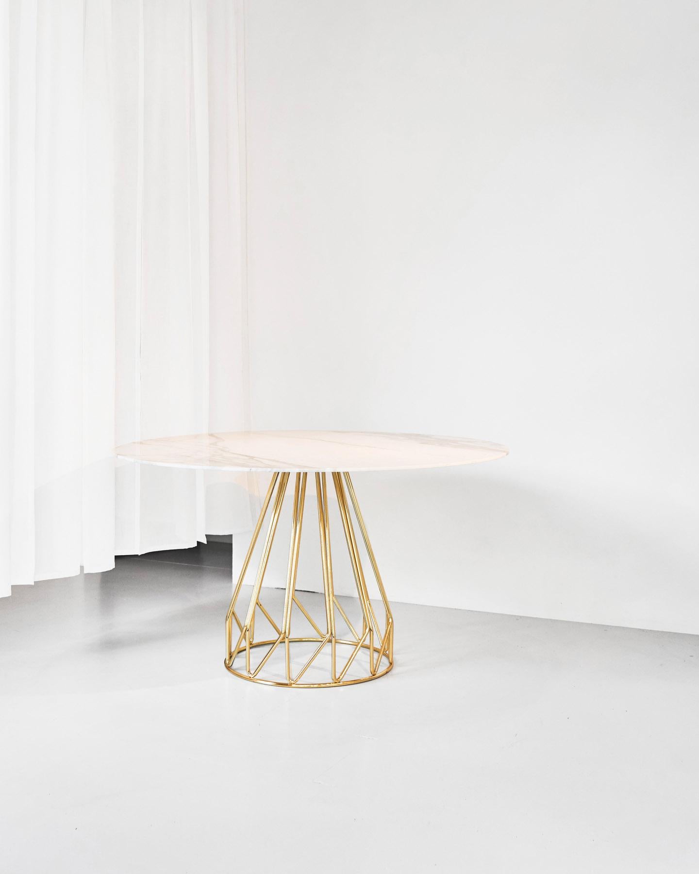 Mesa Madama pequeña de GIROTTI ENRICO
Dimensiones: An 80 x Al 75 cm
Materiales: Acero, Mármol.
Peso: 40 Kg.

Enrico Girotti es un diseñador industrial que ha encontrado en la palabra 