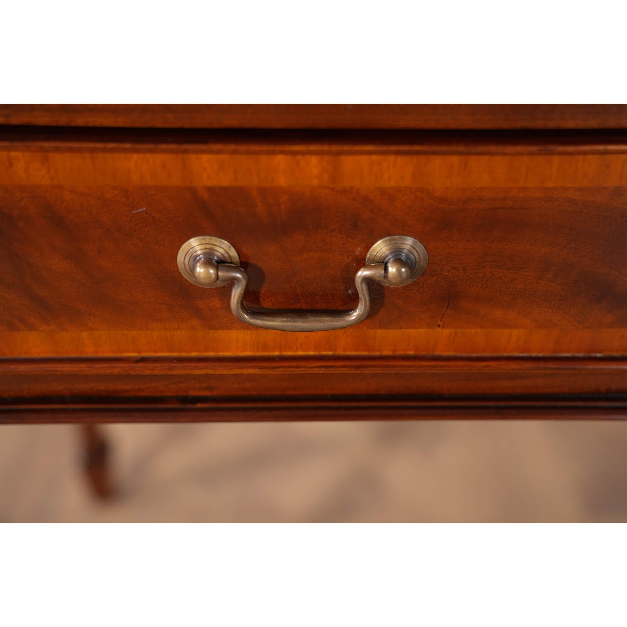 Small Mahogany Banded Desk In New Condition For Sale In Annville, PA