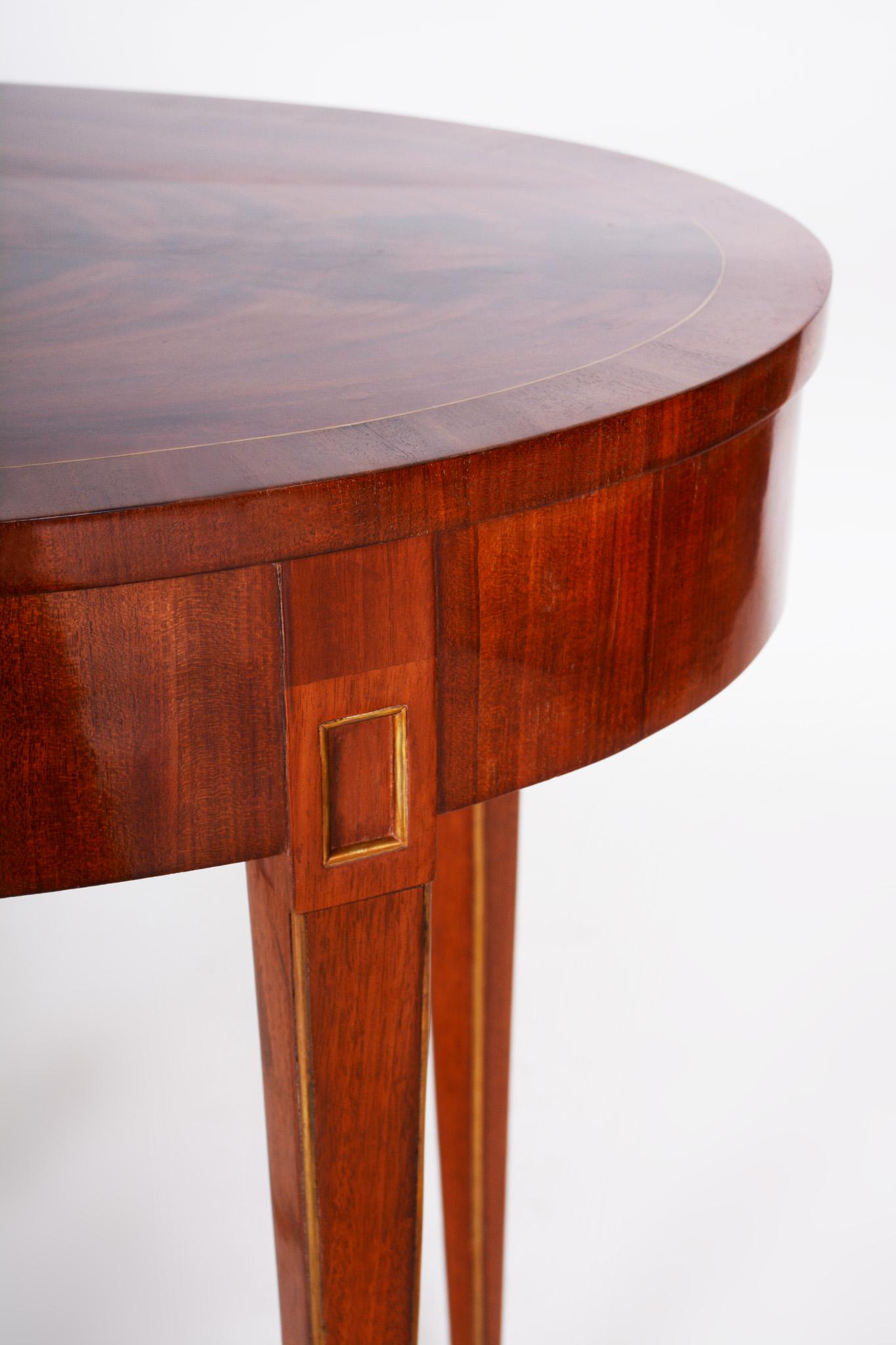 Ovaler Biedermeier-Tisch aus Mahagoni, Frankreich 1820-1829, Shellac poliert im Zustand „Gut“ im Angebot in Horomerice, CZ
