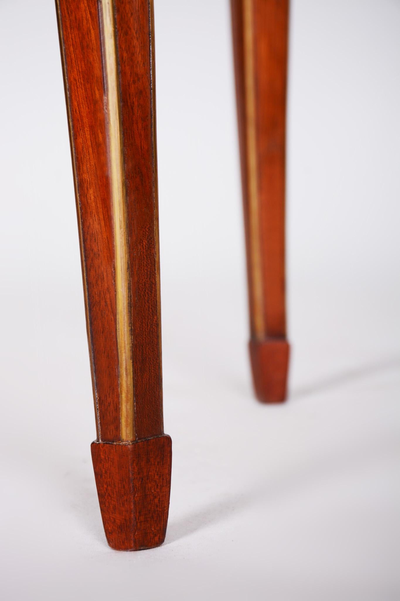 Ovaler Biedermeier-Tisch aus Mahagoni, Frankreich 1820-1829, Shellac poliert (Frühes 19. Jahrhundert) im Angebot