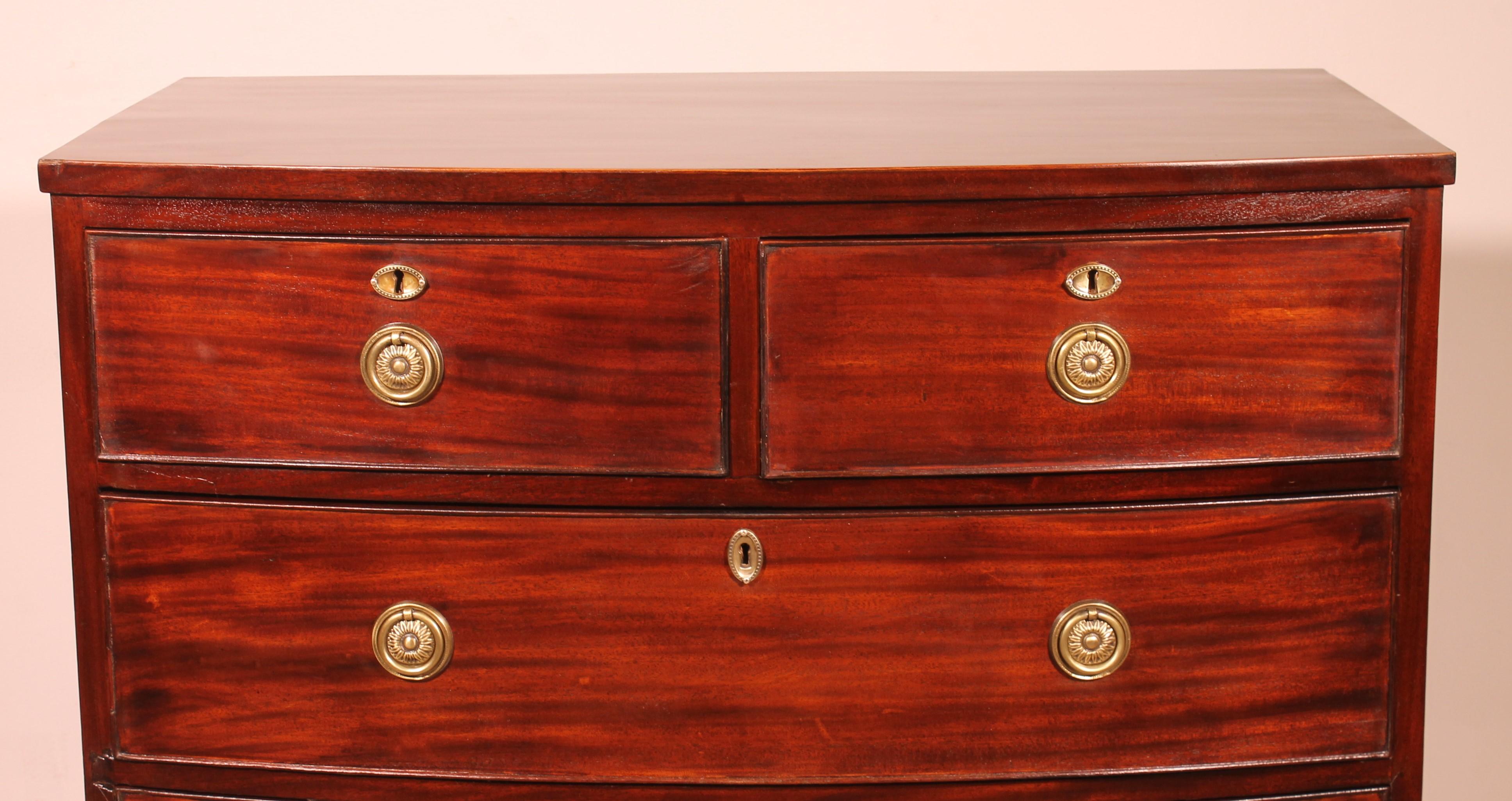 Superb bowfront mahogany chest of drawers circa 1800 from England

chest which has the front as well as drawers curved

small chest of drawers with a discreet marquetry inlay at the bottom as well as a lemon inlay fillet on the edge of the