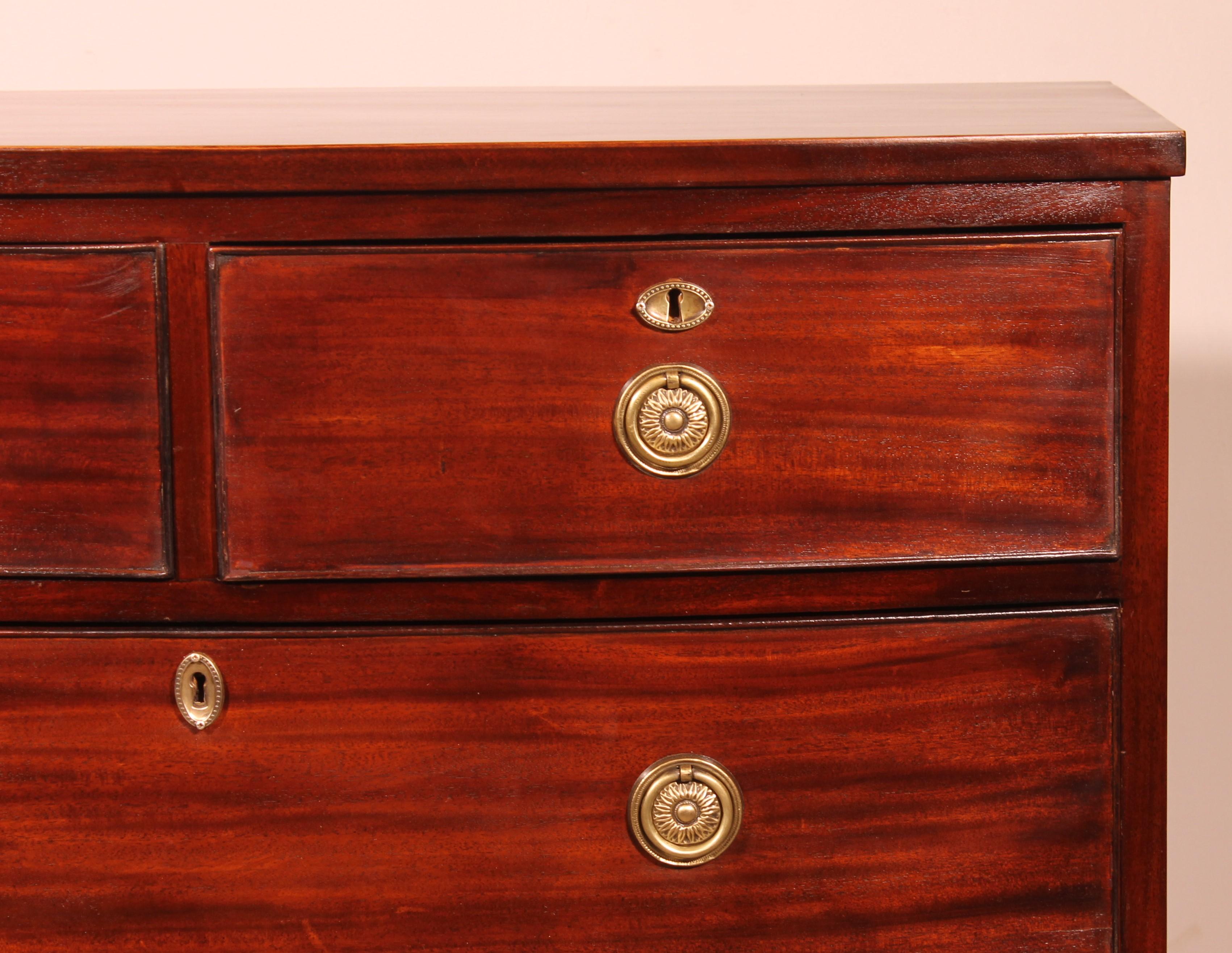 Small Mahogany Bowfront Chest Of Drawers Circa 1800 In Good Condition For Sale In Brussels, Brussels