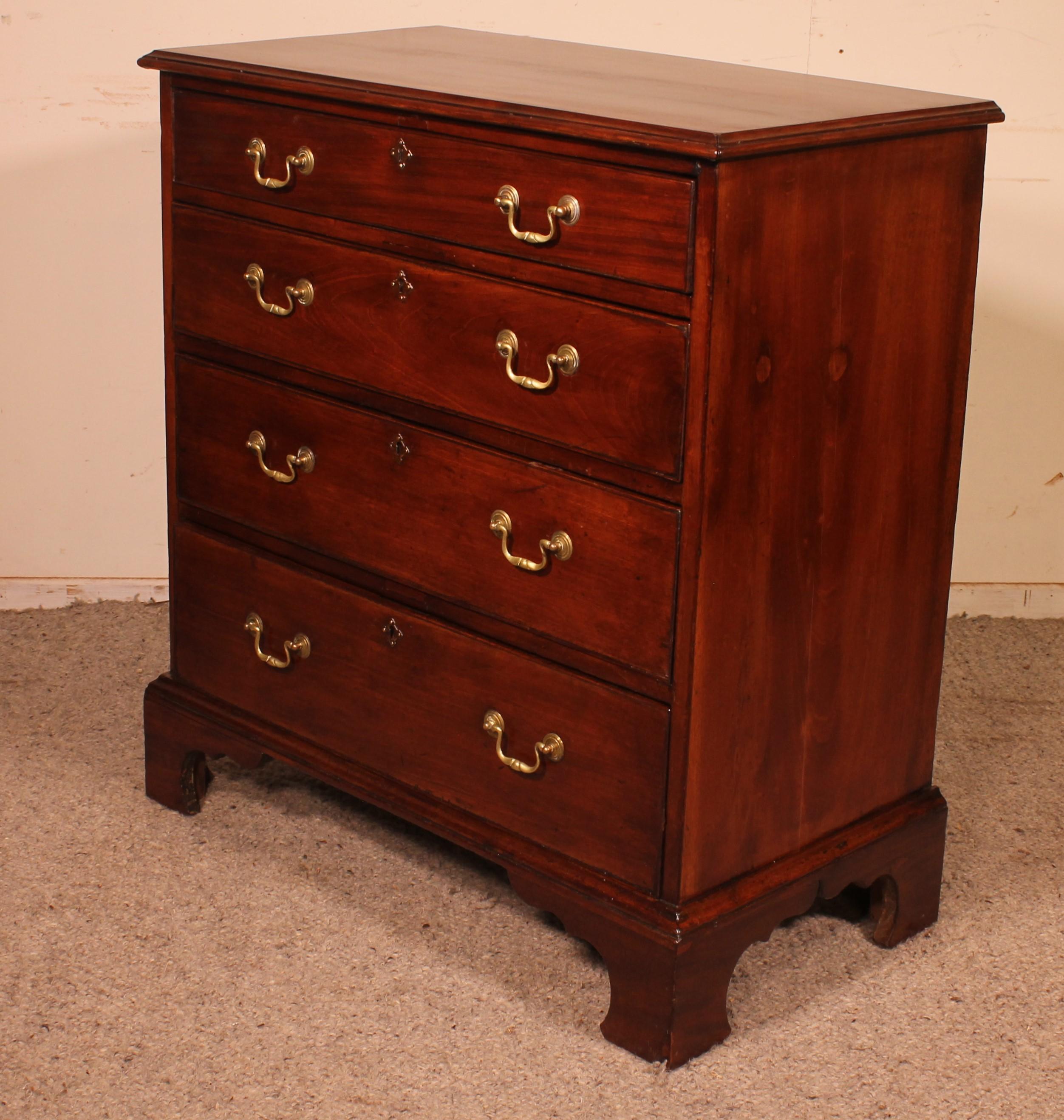 Small Mahogany Chest of Drawers -18 ° Century For Sale 4