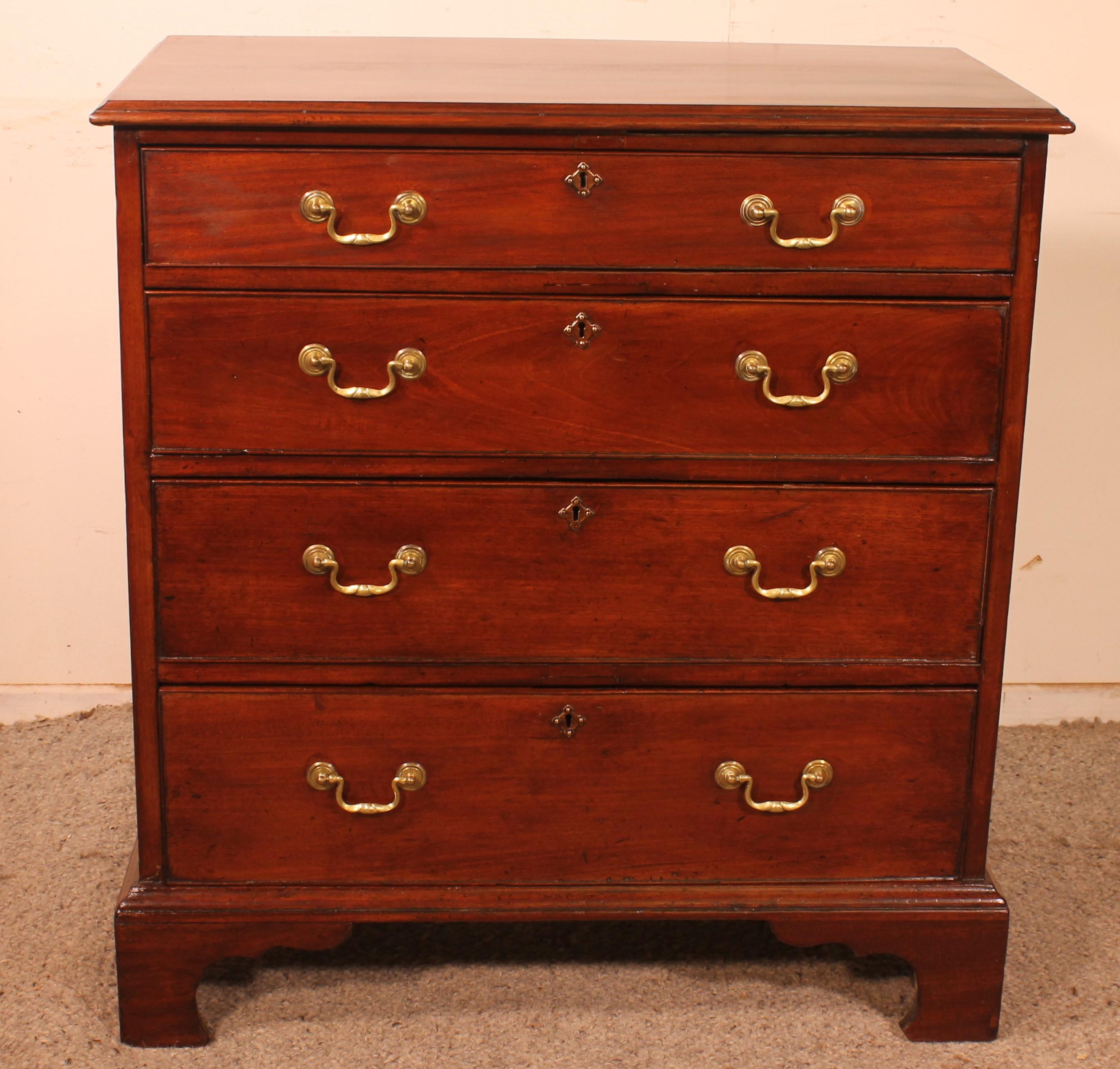 a fine English 18th century mahogany chest of drawers

chest of drawers of small dimensions with very good quality mahogany flame

Very nice proportions and beautiful molding on the top

the chest of drawers has a superb patina and is in