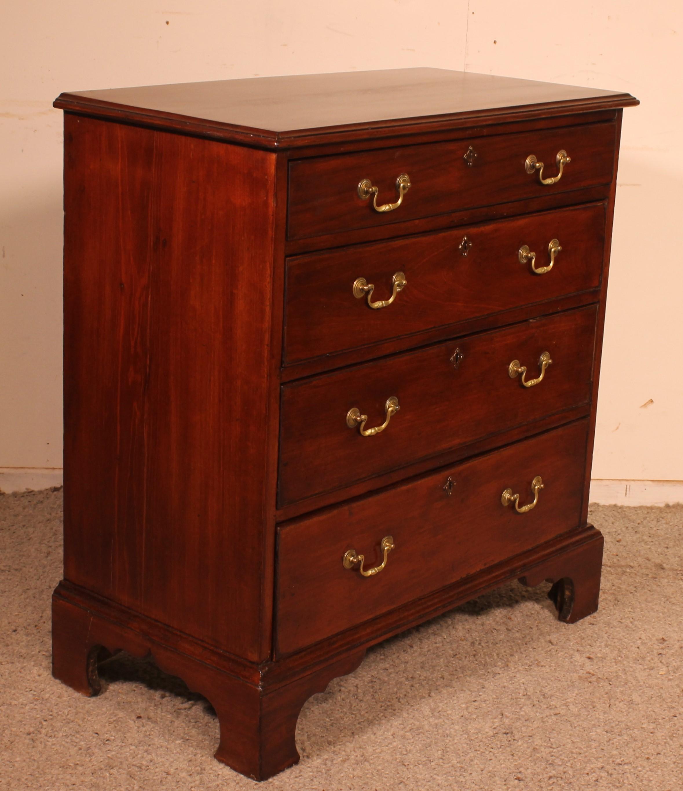 18th Century and Earlier Small Mahogany Chest of Drawers -18 ° Century For Sale