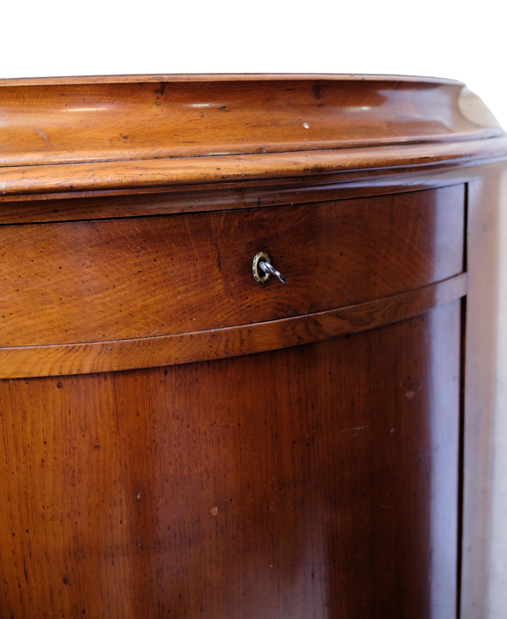 Small mahogany corner cabinet with door and drawer from around the 1880s.
Dimensions in cm: H:132 W:64