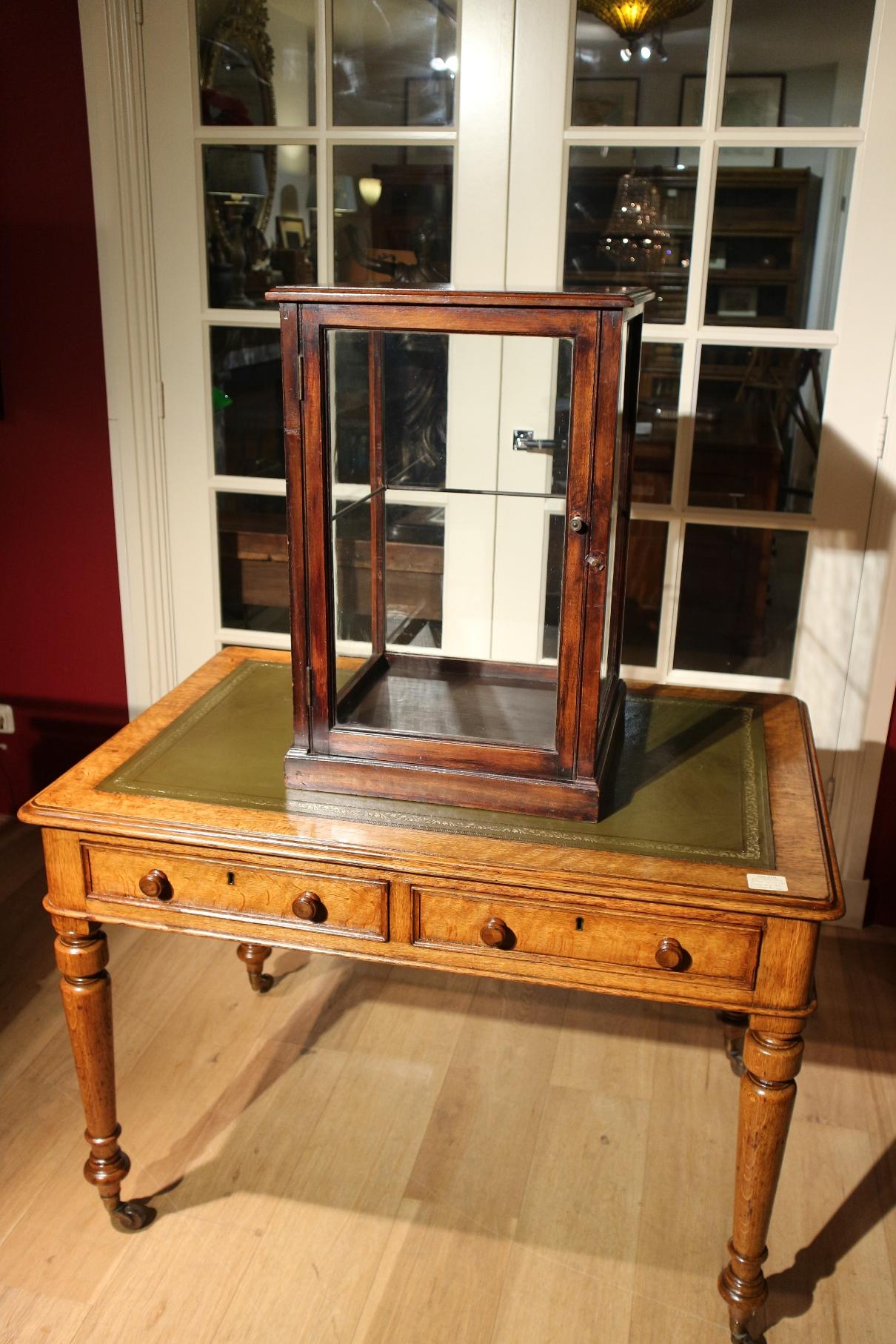 Beautiful little mahogany display, in good and original condition. Original glass. Equipped with 1 glass shelf. Really nice size.

Origin: England

Period: circa 1900

Size: 38.5cm x 40.5cm x H.65.5cm.