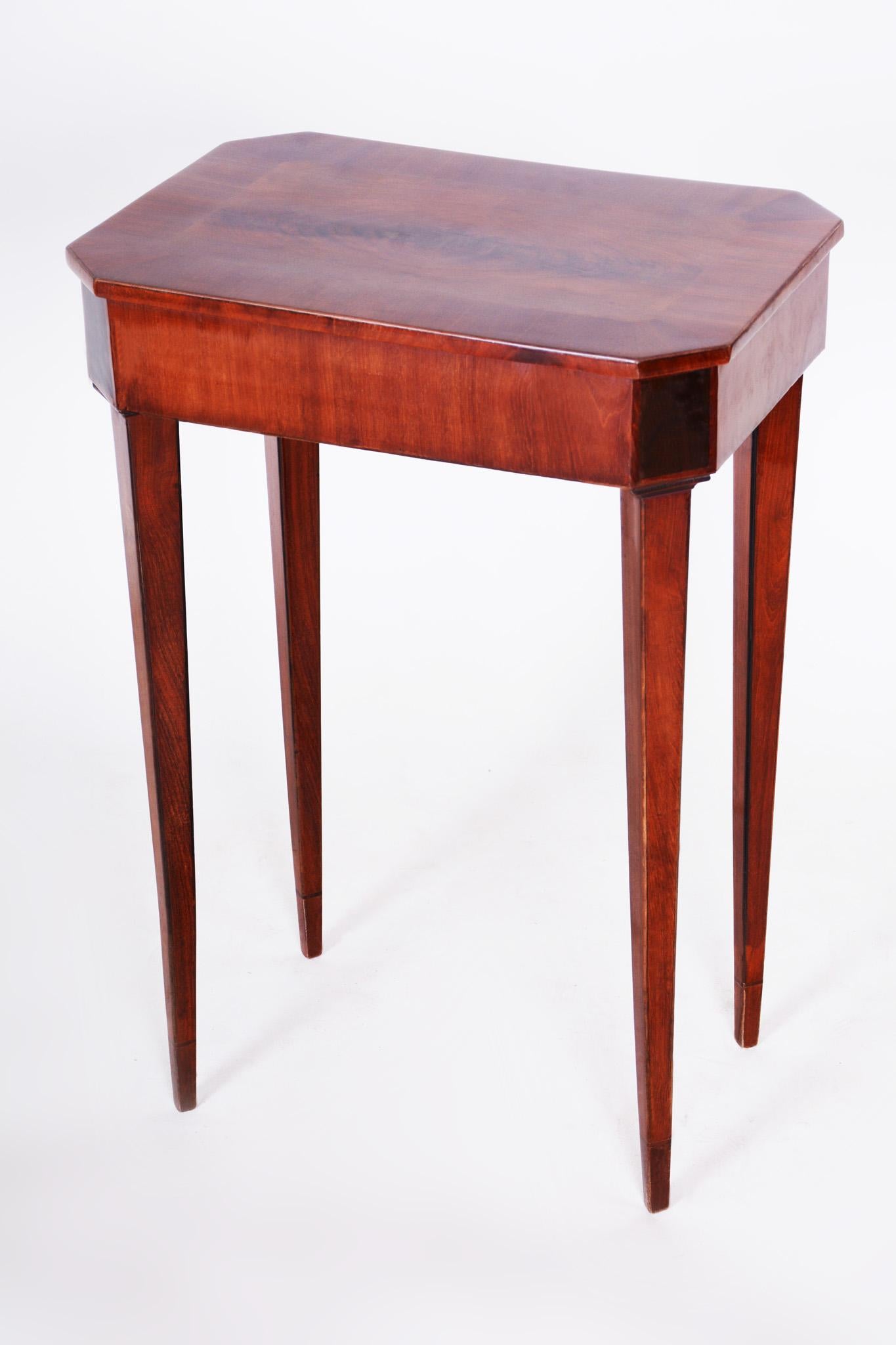 Small Mahogany Empire Side Table, Austria, Vien 1810-1819, Shellac Polished In Good Condition In Horomerice, CZ