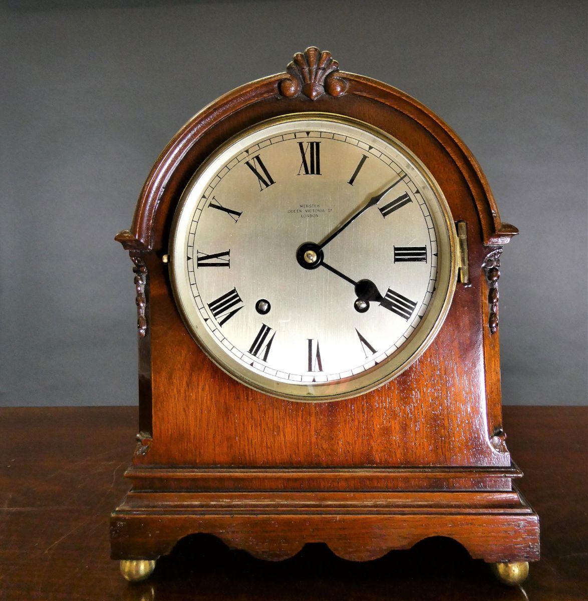 Small mahogany mantel clock by Webster, London



Break arch case with applied carved decoration resting on a shaped stepped plinth and standing on four brass ball feet.

Brass bezel opening to the silvered dial with Roman numerals, original