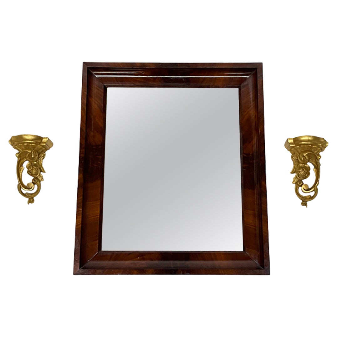 Petit miroir en acajou avec supports muraux en bois doré à volutes rocaille en vente
