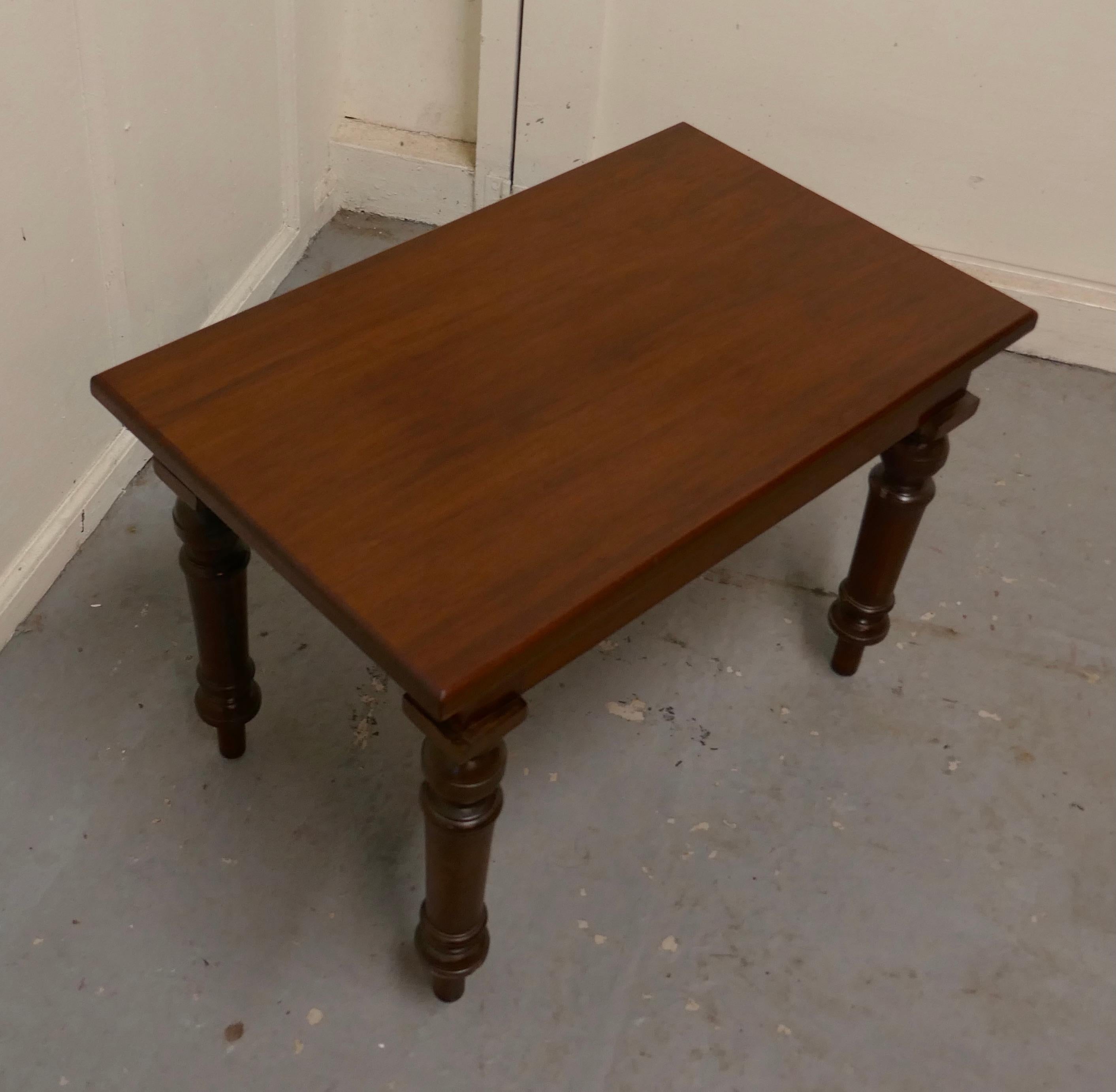 Petite table d'appoint en acajou  Bon état - En vente à Chillerton, Isle of Wight