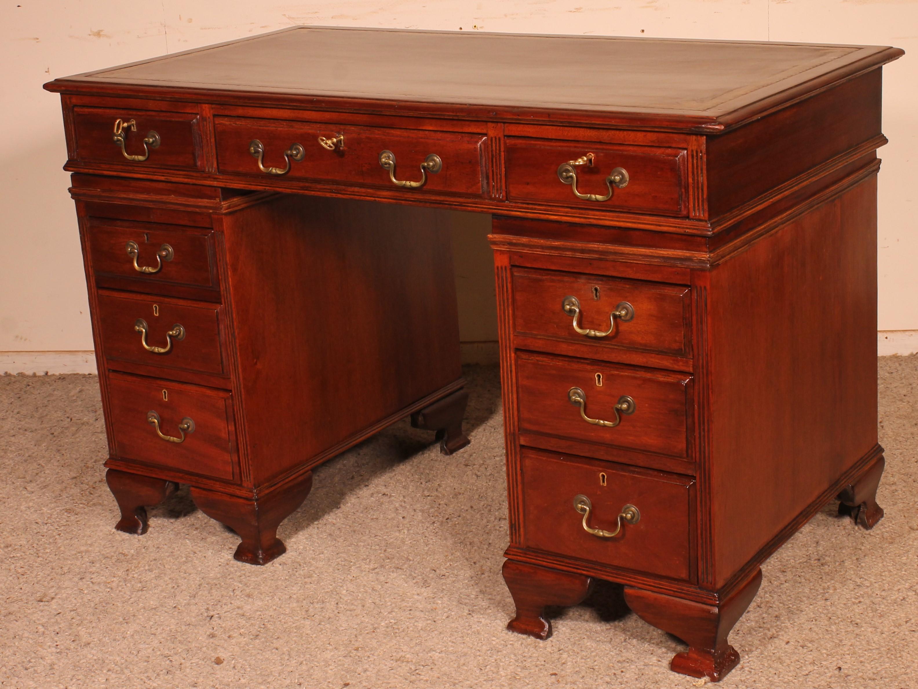 Victorian Small Mahogany Pedestal Desk From The 19 ° Century For Sale