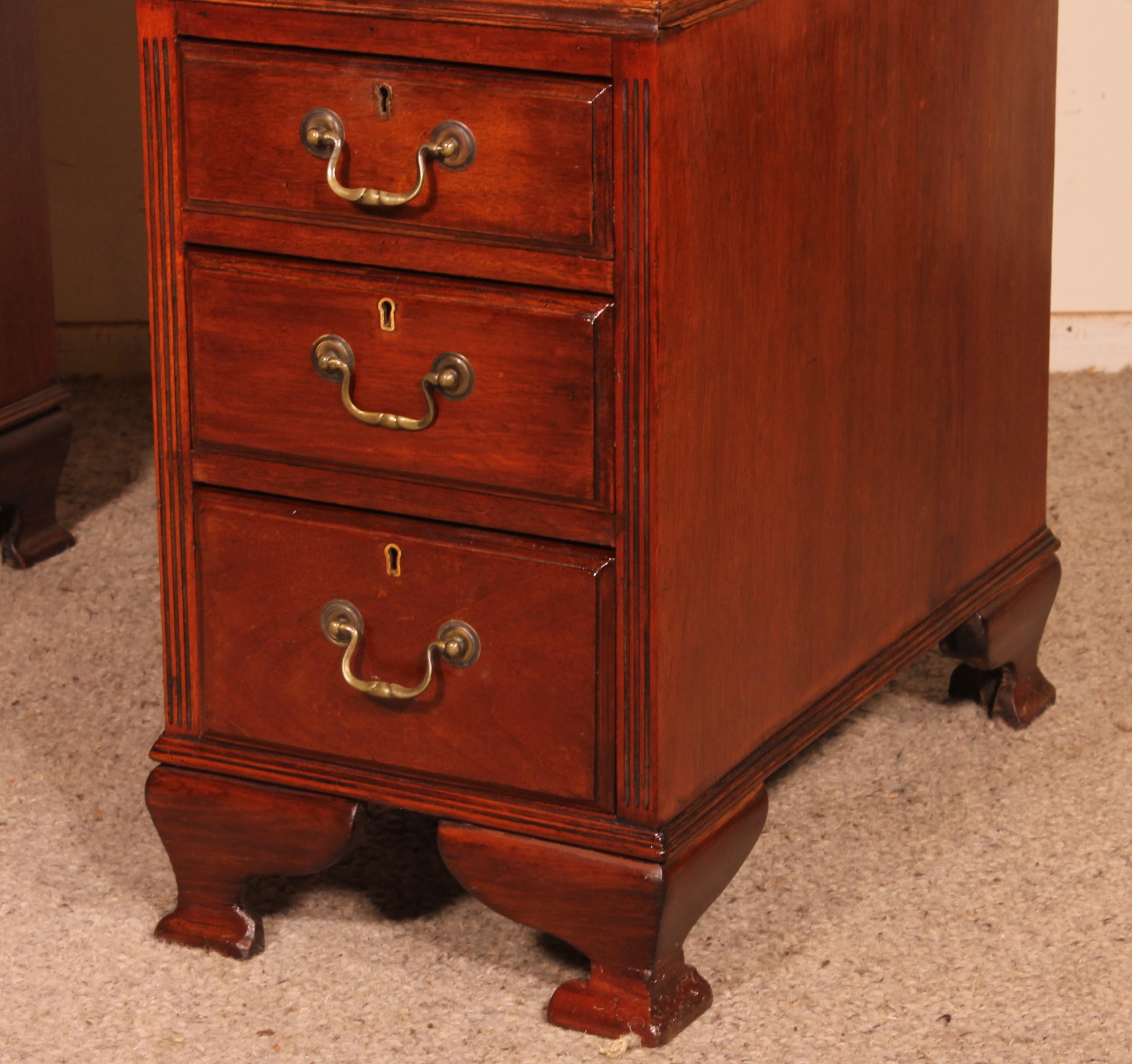 British Small Mahogany Pedestal Desk From The 19 ° Century For Sale