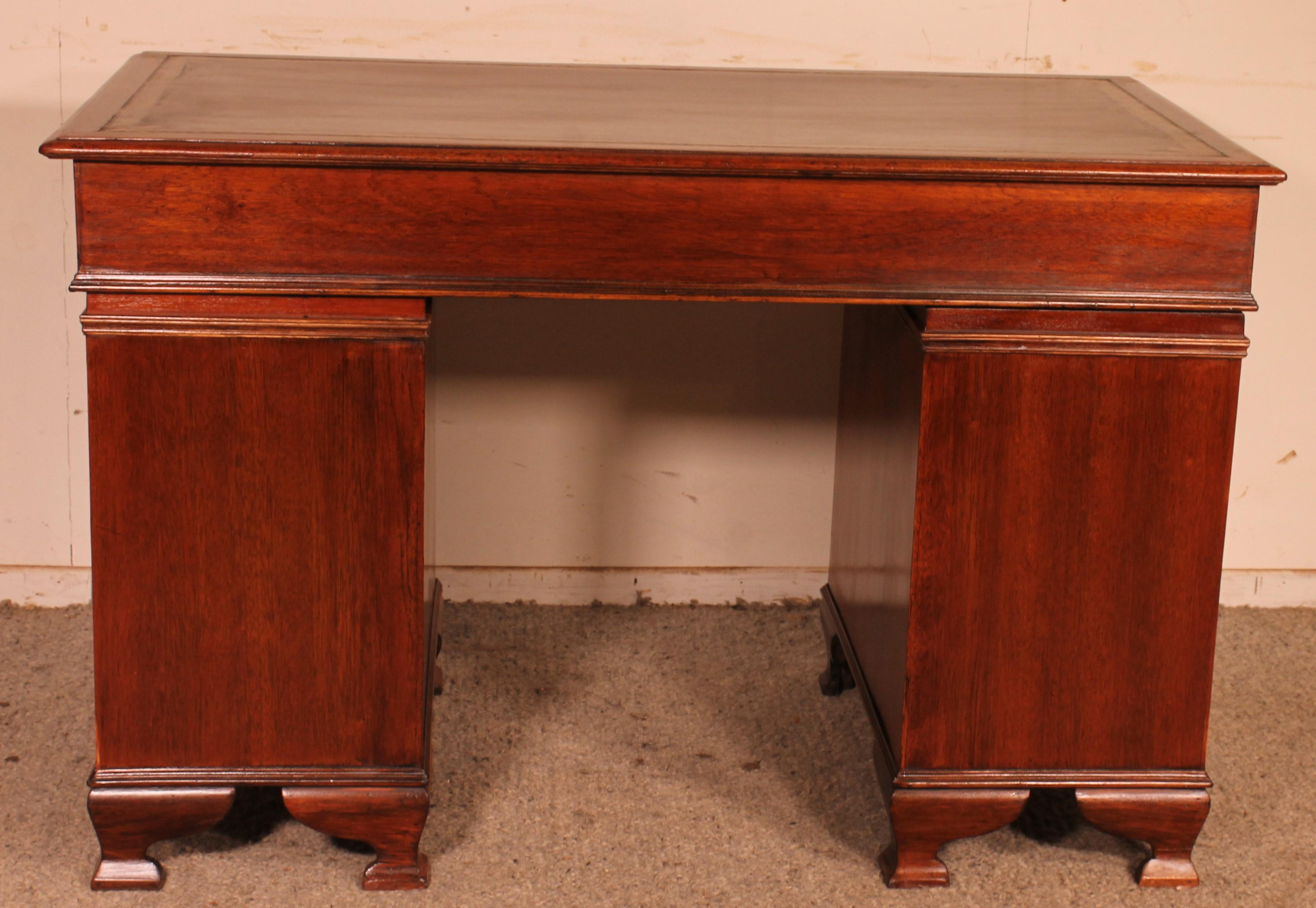 19th Century Small Mahogany Pedestal Desk From The 19 ° Century For Sale