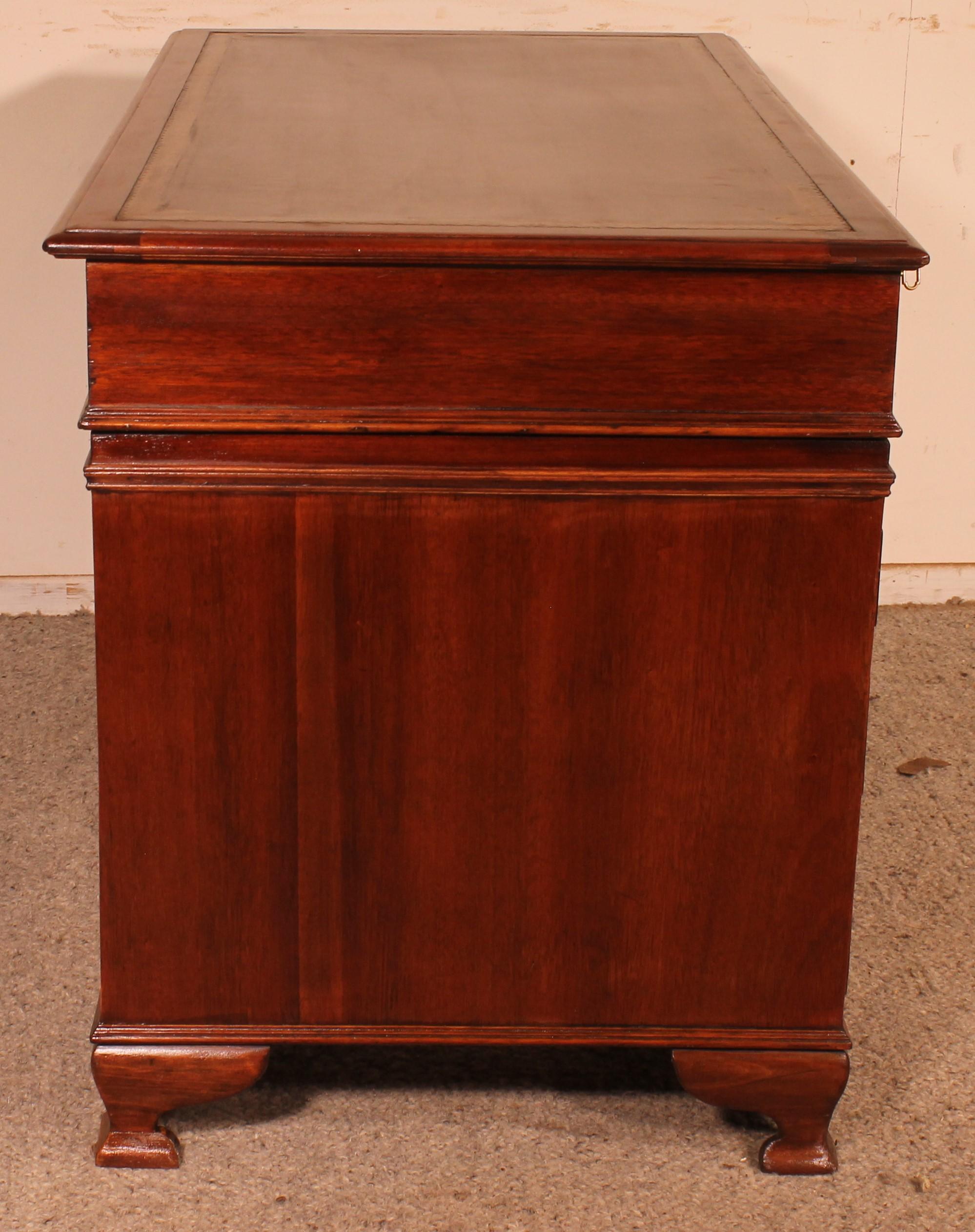 Small Mahogany Pedestal Desk From The 19 ° Century For Sale 1