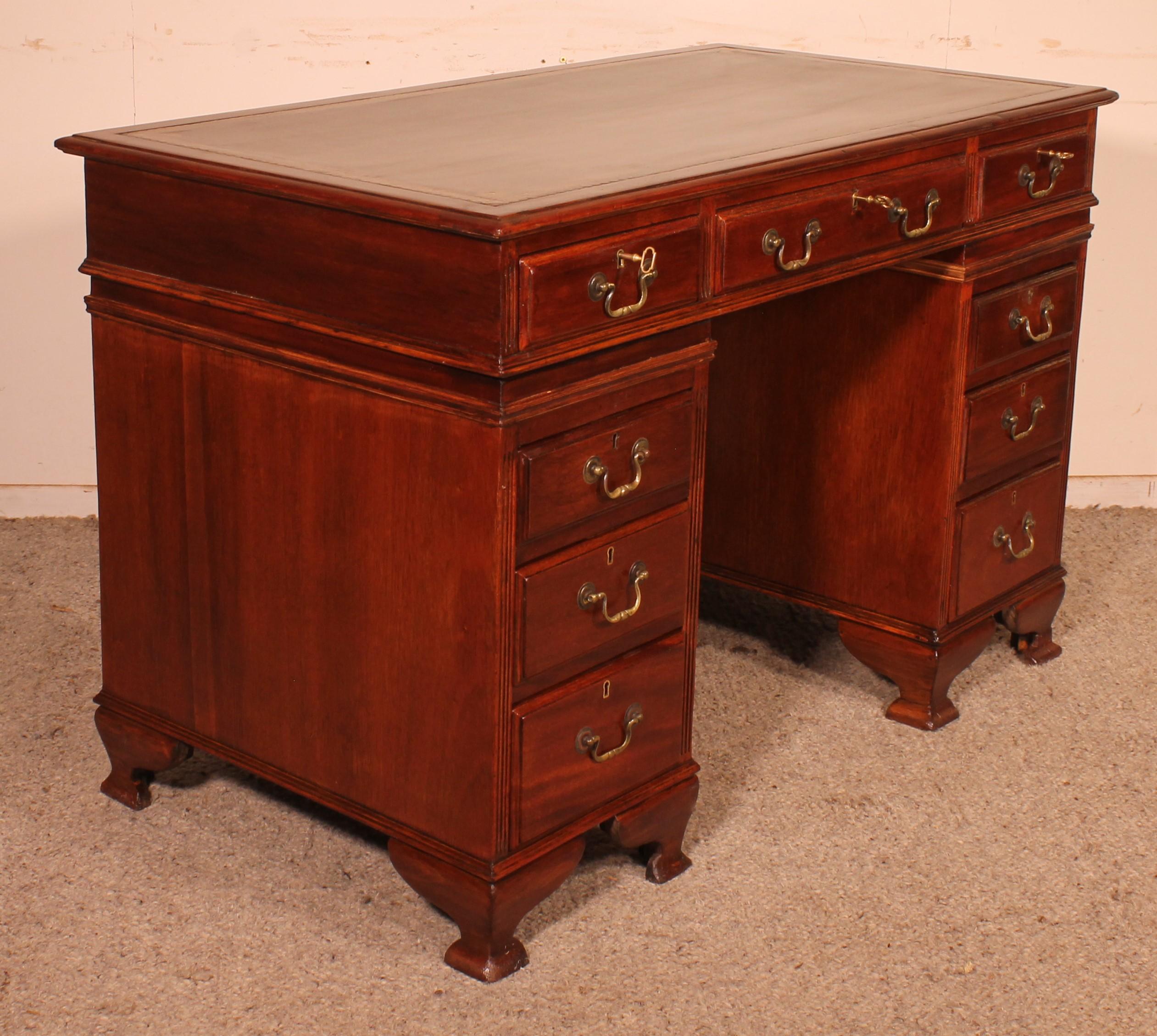 Small Mahogany Pedestal Desk From The 19 ° Century For Sale 2