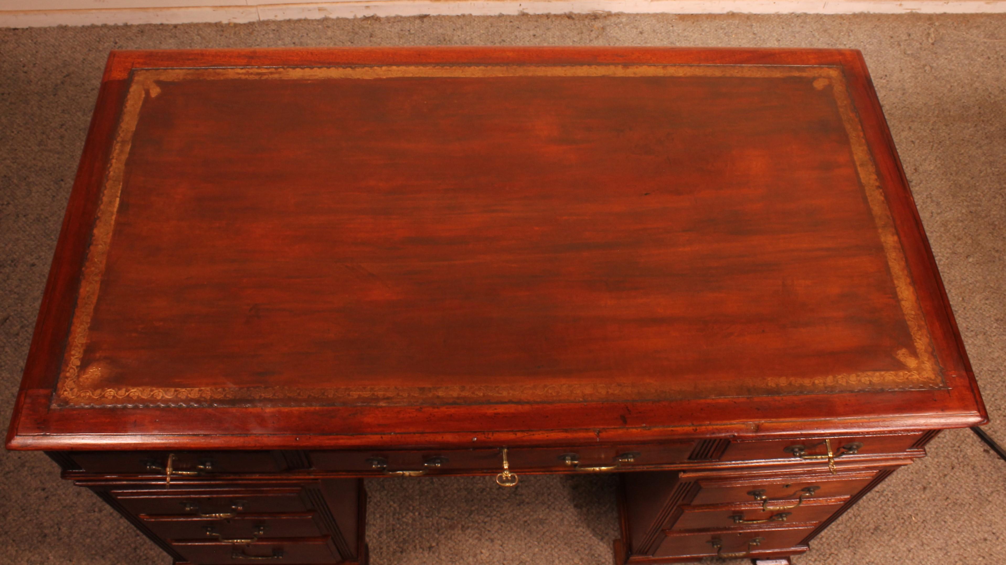 Small Mahogany Pedestal Desk From The 19 ° Century For Sale 3