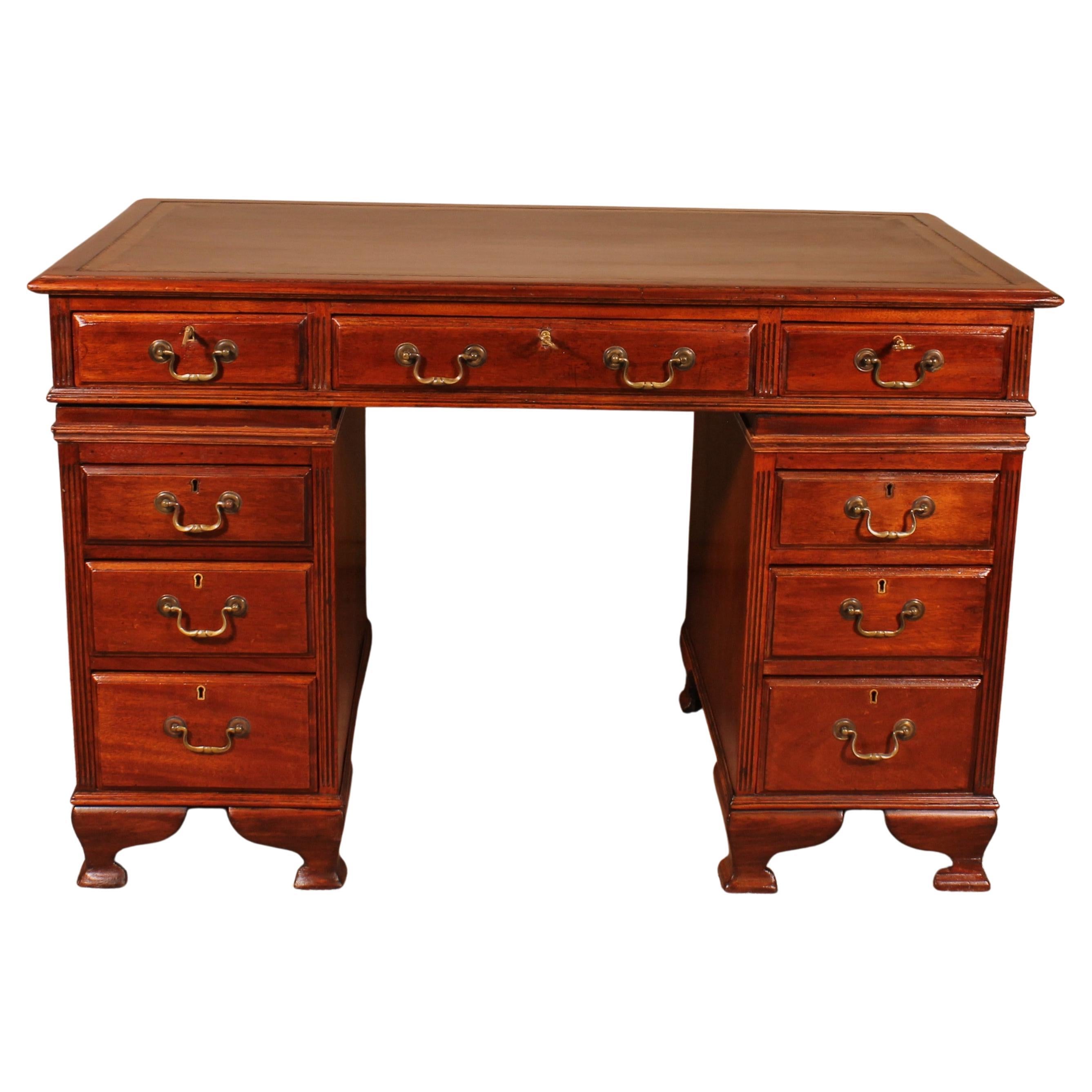 Small Mahogany Pedestal Desk From The 19 ° Century For Sale